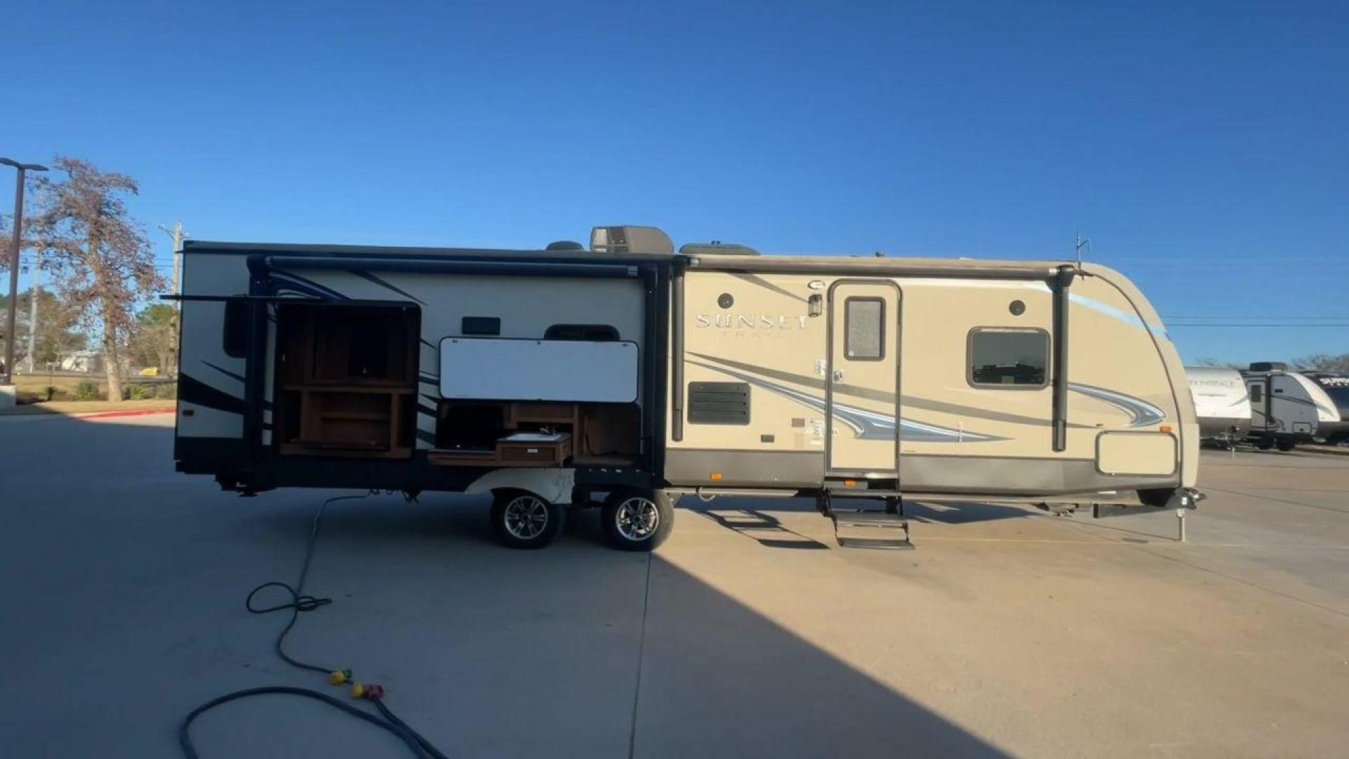 2014 TAN SUNSET TRAIL 32RL (4V0TC3224EG) , Length: 35.92 ft. | Dry Weight: 7,573 lbs. | Gross Weight: 9,798 lbs. | Slides: 3 transmission, located at 4319 N Main St, Cleburne, TX, 76033, (817) 678-5133, 32.385960, -97.391212 - Photo#2