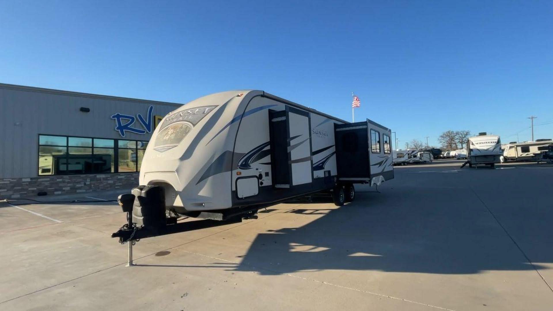 2014 TAN SUNSET TRAIL 32RL (4V0TC3224EG) , Length: 35.92 ft. | Dry Weight: 7,573 lbs. | Gross Weight: 9,798 lbs. | Slides: 3 transmission, located at 4319 N Main St, Cleburne, TX, 76033, (817) 678-5133, 32.385960, -97.391212 - Photo#5