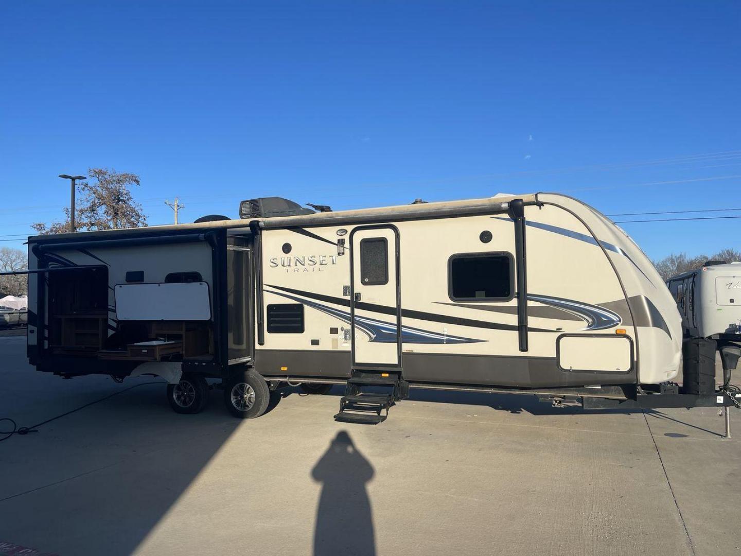 2014 TAN SUNSET TRAIL 32RL (4V0TC3224EG) , Length: 35.92 ft. | Dry Weight: 7,573 lbs. | Gross Weight: 9,798 lbs. | Slides: 3 transmission, located at 4319 N Main St, Cleburne, TX, 76033, (817) 678-5133, 32.385960, -97.391212 - Photo#24