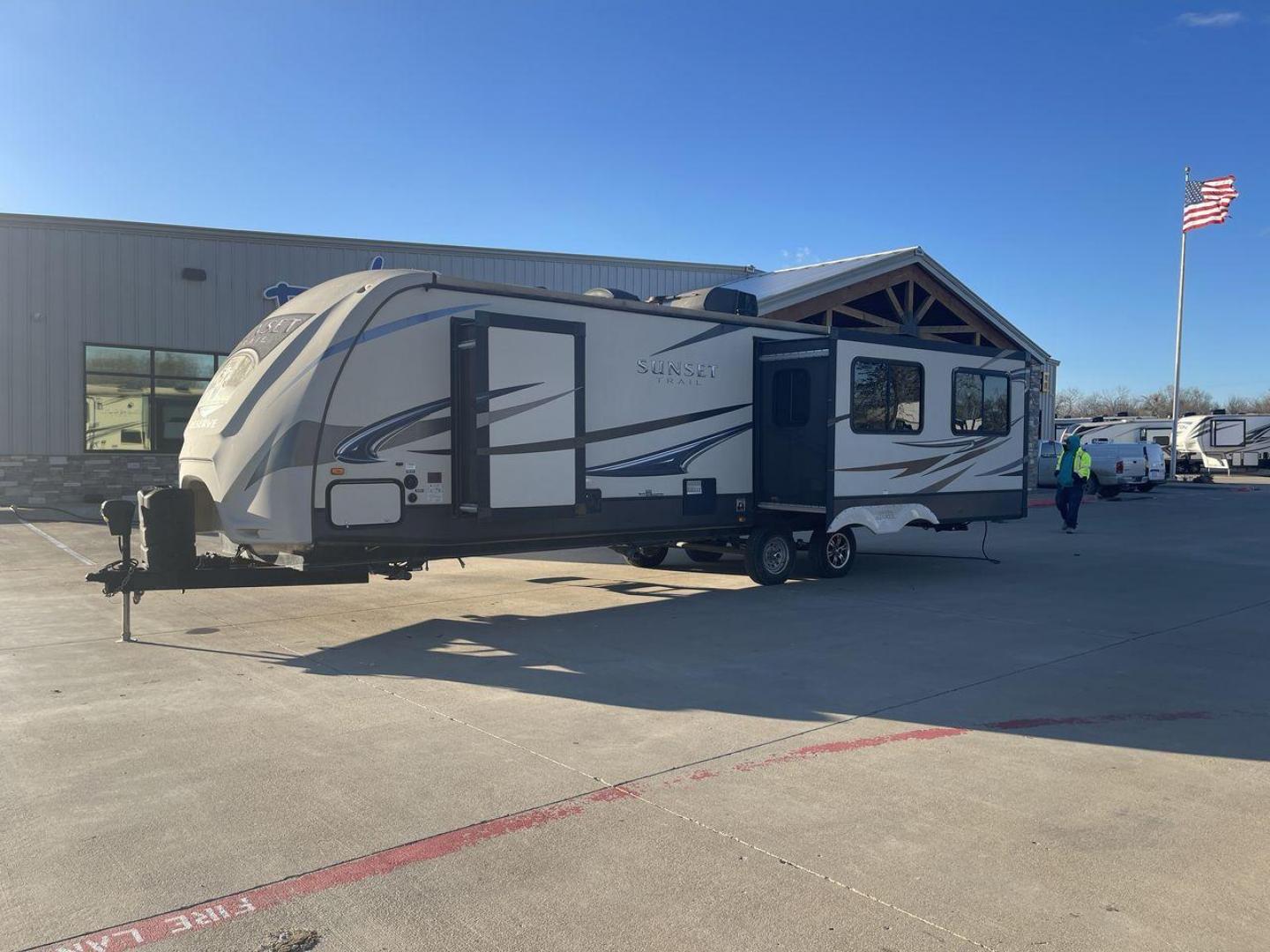 2014 TAN SUNSET TRAIL 32RL (4V0TC3224EG) , Length: 35.92 ft. | Dry Weight: 7,573 lbs. | Gross Weight: 9,798 lbs. | Slides: 3 transmission, located at 4319 N Main St, Cleburne, TX, 76033, (817) 678-5133, 32.385960, -97.391212 - Photo#25