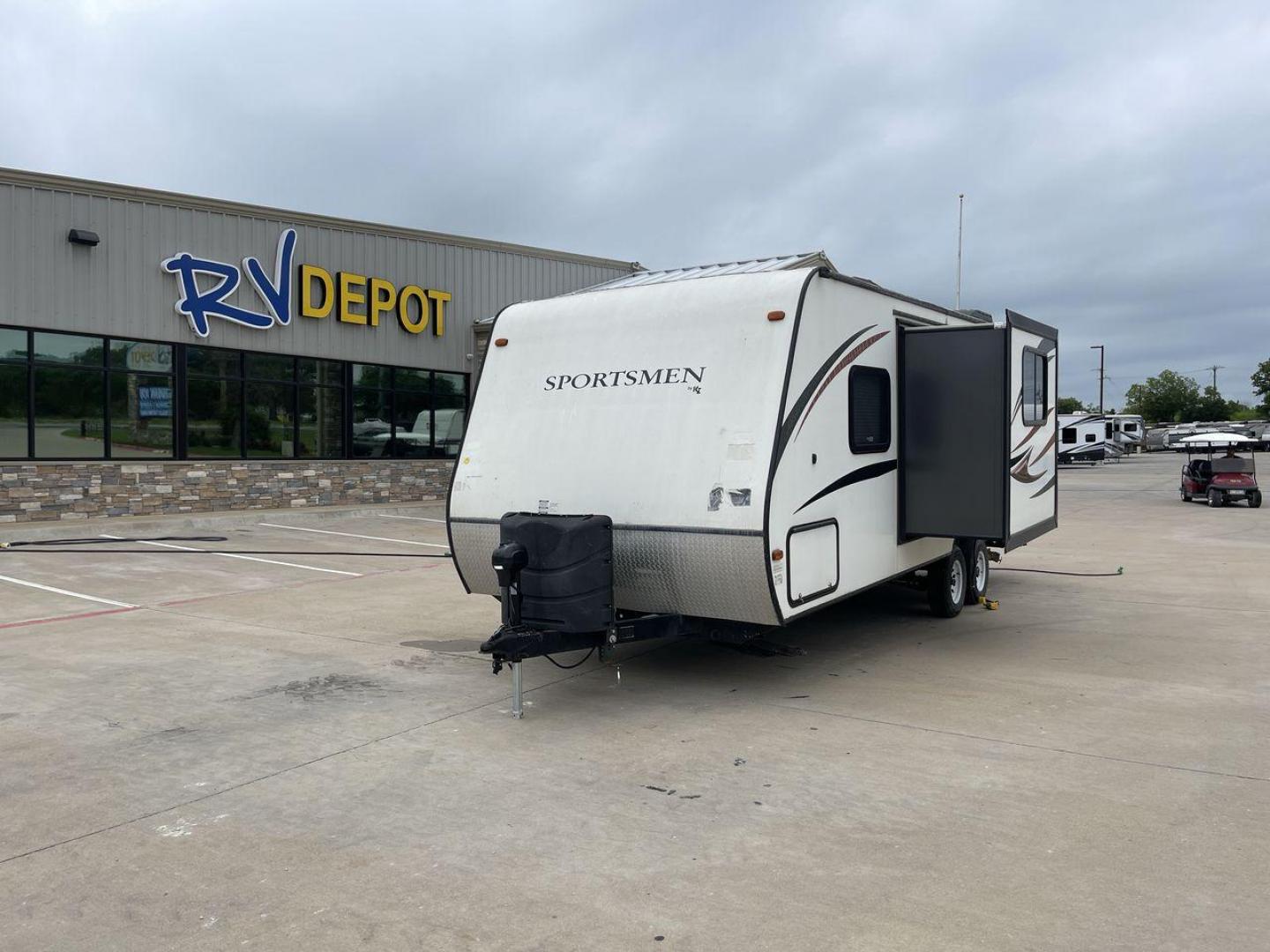 2015 WHITE 2015 KZ (4EZTU2428F5) , Length: 26.75 ft. | Dry Weight: 4,480 lbs. | Gross Weight: 6,000 lbs. | Slides: 1 transmission, located at 4319 N Main St, Cleburne, TX, 76033, (817) 678-5133, 32.385960, -97.391212 - The 2015 KZ Sportsmen 242 measures 26.75 ft. in length. It has a dry weight of 4,480 lbs. and a GVWR of 6,000 lbs. It has an automatic heating and cooling rate of 20,000 and 13,500 BTUs, respectively. It is a lightweight, easy-to-tow travel trailer. Inside, you will find two twin-sized rear bunk bed - Photo#0