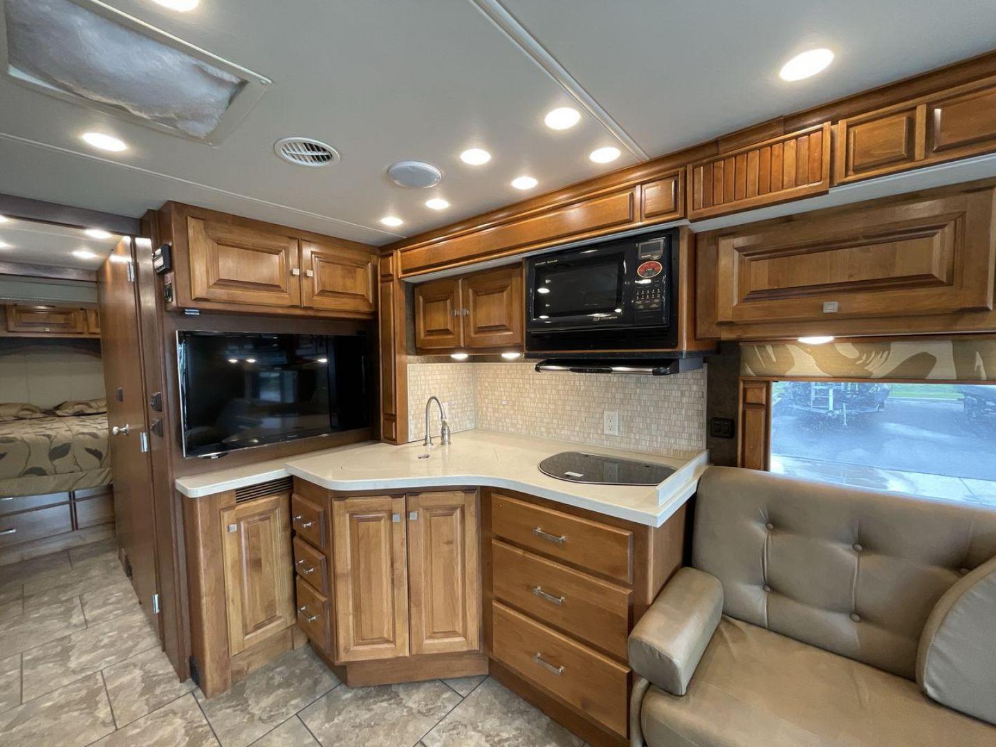 2015 BLACK DES ALLEGRO BREEZE 32BR (5VBRC93A4EA) , Length: 33.17 ft | Gross Weight: 23,500 lbs transmission, located at 4319 N Main St, Cleburne, TX, 76033, (817) 678-5133, 32.385960, -97.391212 - Photo#10