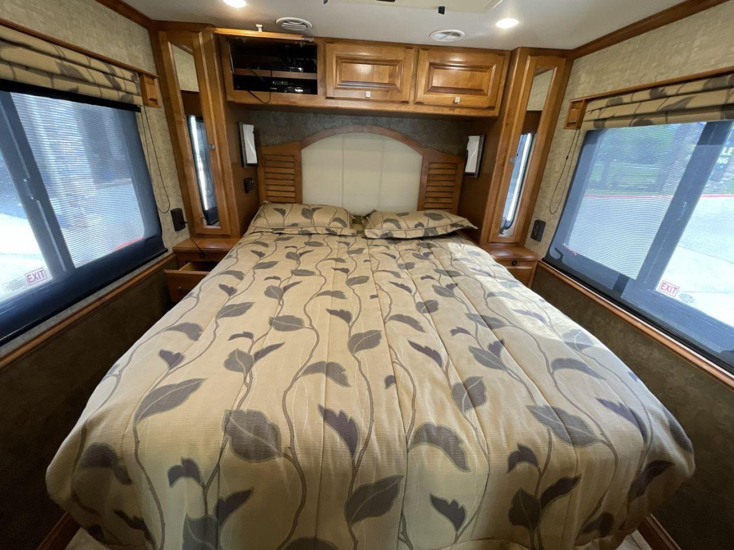 2015 BLACK DES ALLEGRO BREEZE 32BR (5VBRC93A4EA) , Length: 33.17 ft | Gross Weight: 23,500 lbs transmission, located at 4319 N Main St, Cleburne, TX, 76033, (817) 678-5133, 32.385960, -97.391212 - Photo#17