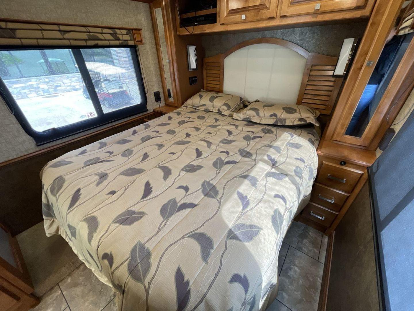 2015 BLACK DES ALLEGRO BREEZE 32BR (5VBRC93A4EA) , Length: 33.17 ft | Gross Weight: 23,500 lbs transmission, located at 4319 N Main St, Cleburne, TX, 76033, (817) 678-5133, 32.385960, -97.391212 - Photo#18