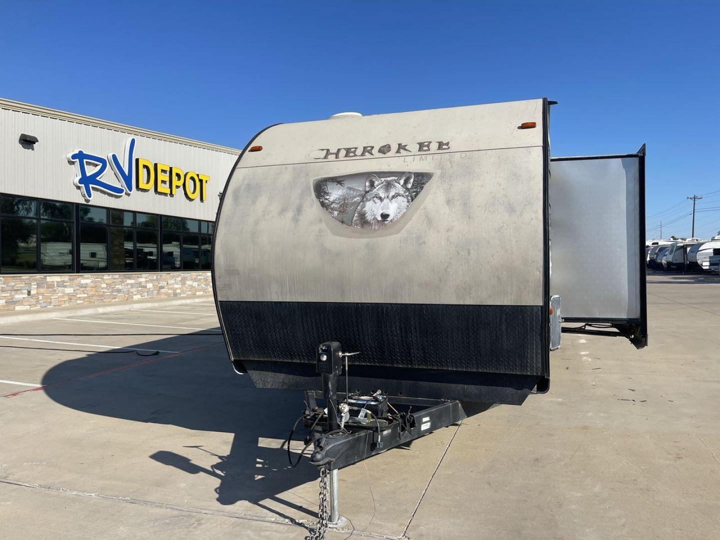 2015 TAN CHEROKEE 274DBH (4X4TCKC2XFX) , Length: 31.67 ft. | Dry Weight: 6,261 lbs. | Gross Weight: 7,906 lbs. | Slides: 1 transmission, located at 4319 N Main St, Cleburne, TX, 76033, (817) 678-5133, 32.385960, -97.391212 - Photo#0