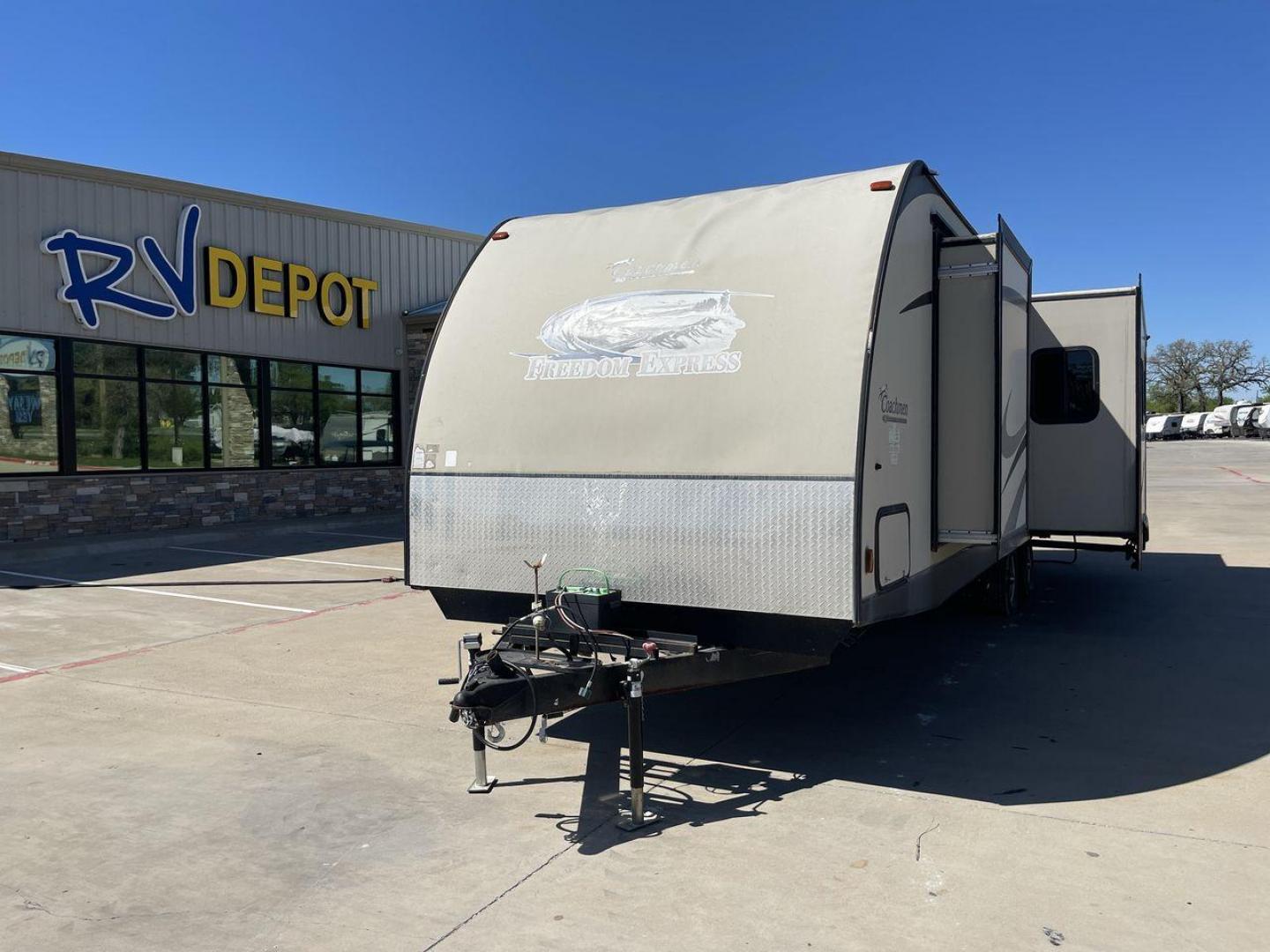 2015 WHITE COACHMEN FREEDOM EXPRESS 305R (5ZT2FEWB3FA) , Length: 34.5 ft | Dry Weight: 6,199 lbs | Gross Weight: 9,500 lbs | Slides: 2 transmission, located at 4319 N Main St, Cleburne, TX, 76033, (817) 678-5133, 32.385960, -97.391212 - Photo#0