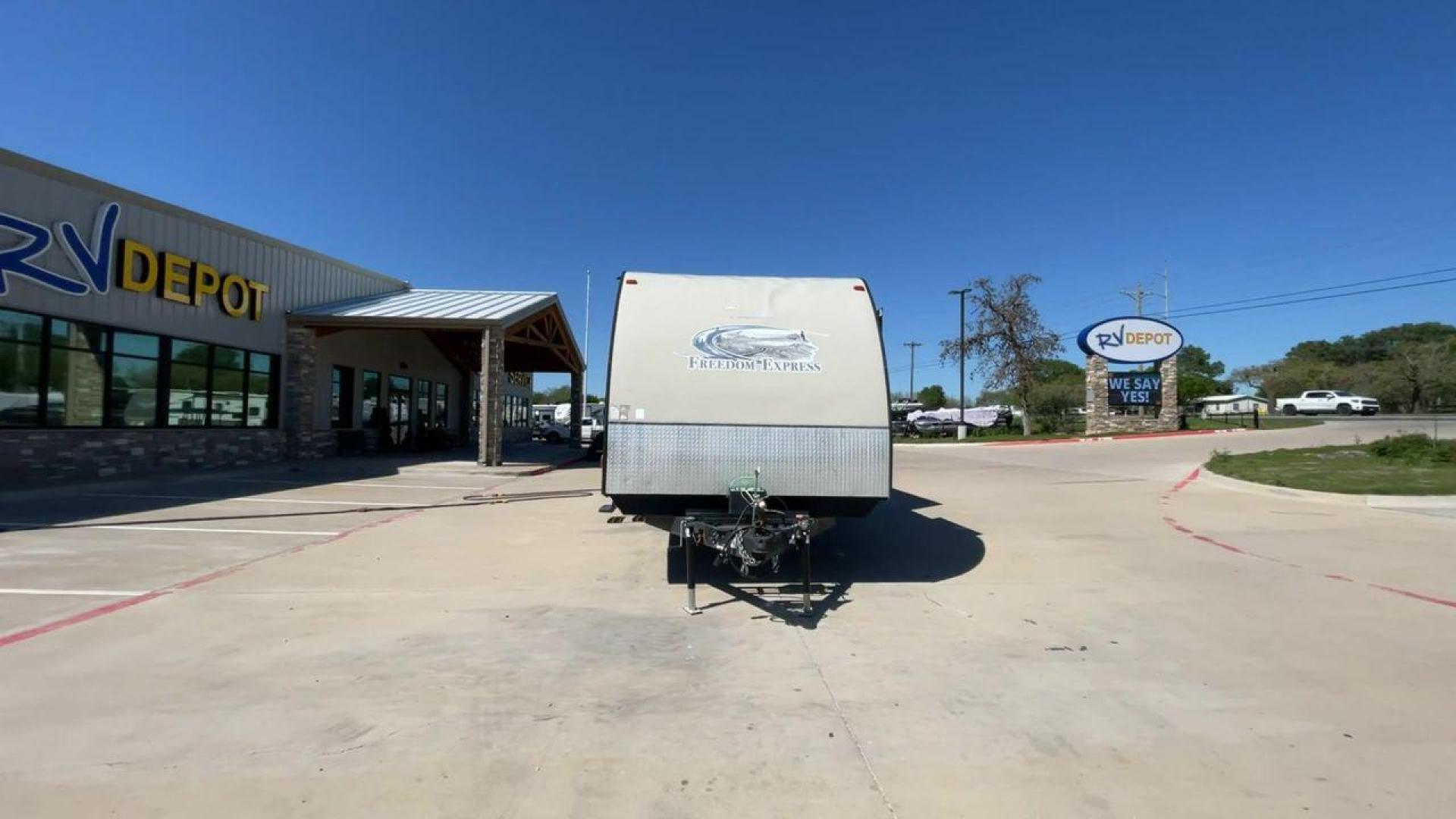 2015 WHITE COACHMEN FREEDOM EXPRESS 305R (5ZT2FEWB3FA) , Length: 34.5 ft | Dry Weight: 6,199 lbs | Gross Weight: 9,500 lbs | Slides: 2 transmission, located at 4319 N Main St, Cleburne, TX, 76033, (817) 678-5133, 32.385960, -97.391212 - Photo#4