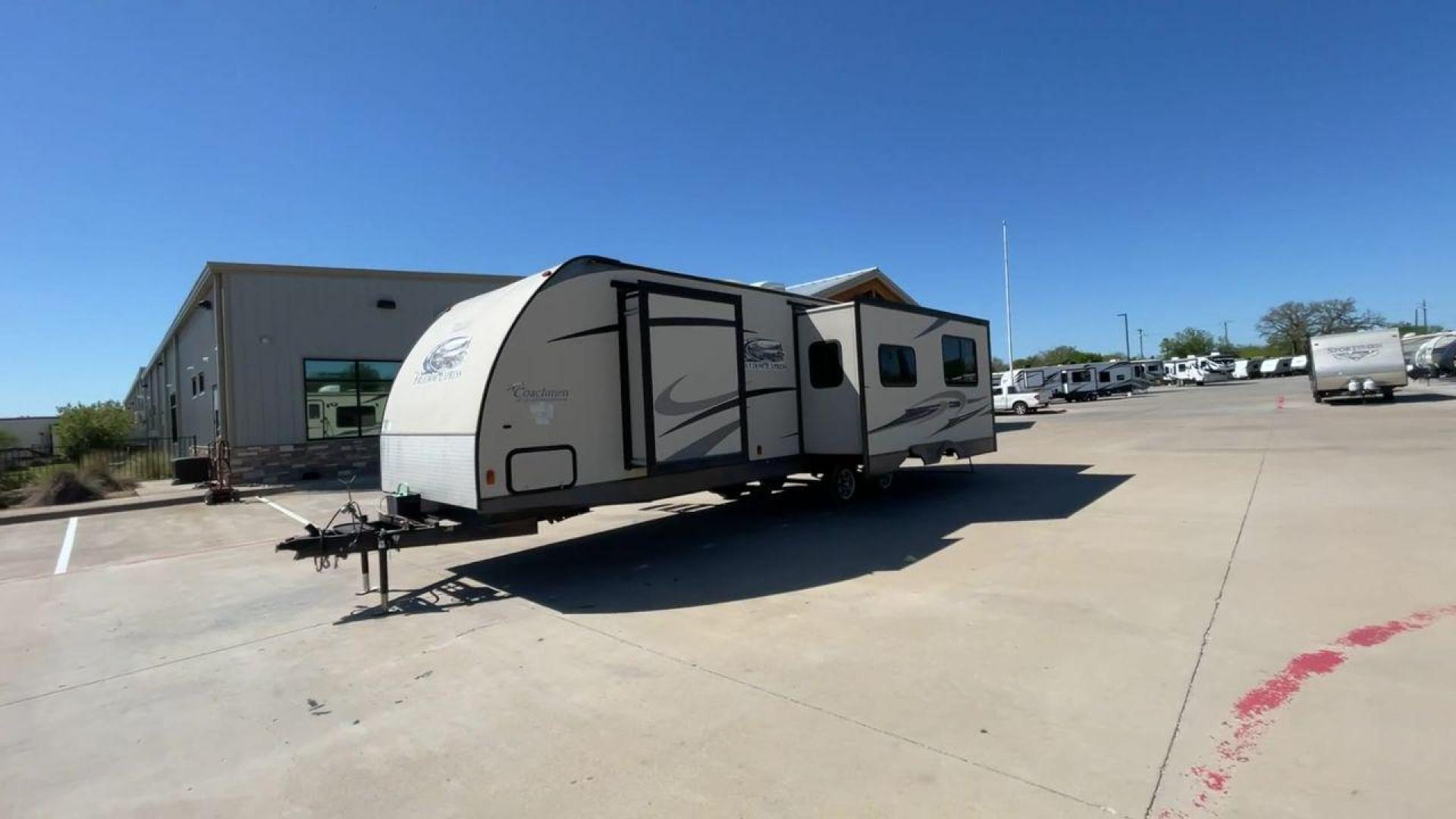 2015 WHITE COACHMEN FREEDOM EXPRESS 305R (5ZT2FEWB3FA) , Length: 34.5 ft | Dry Weight: 6,199 lbs | Gross Weight: 9,500 lbs | Slides: 2 transmission, located at 4319 N Main St, Cleburne, TX, 76033, (817) 678-5133, 32.385960, -97.391212 - Photo#5