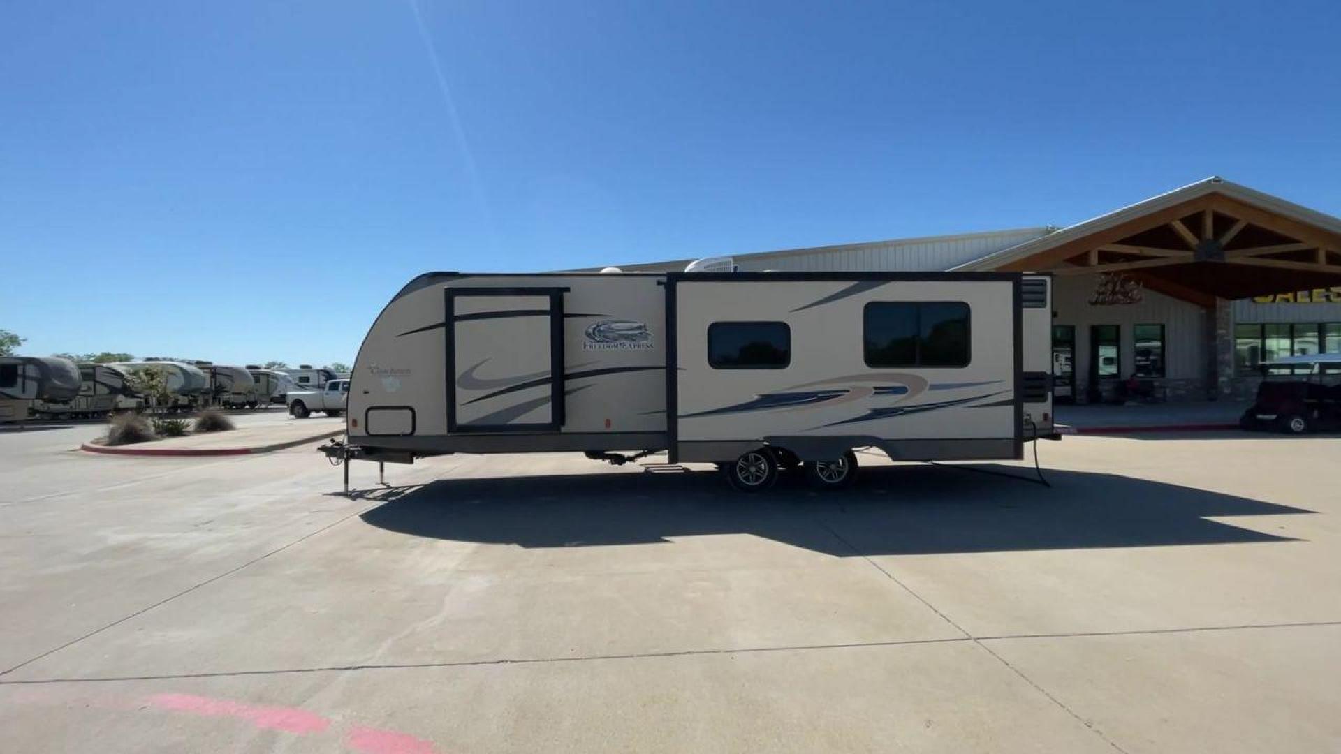 2015 WHITE COACHMEN FREEDOM EXPRESS 305R (5ZT2FEWB3FA) , Length: 34.5 ft | Dry Weight: 6,199 lbs | Gross Weight: 9,500 lbs | Slides: 2 transmission, located at 4319 N Main St, Cleburne, TX, 76033, (817) 678-5133, 32.385960, -97.391212 - Photo#6