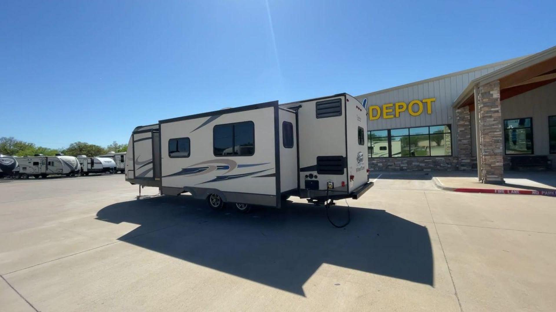 2015 WHITE COACHMEN FREEDOM EXPRESS 305R (5ZT2FEWB3FA) , Length: 34.5 ft | Dry Weight: 6,199 lbs | Gross Weight: 9,500 lbs | Slides: 2 transmission, located at 4319 N Main St, Cleburne, TX, 76033, (817) 678-5133, 32.385960, -97.391212 - Photo#7