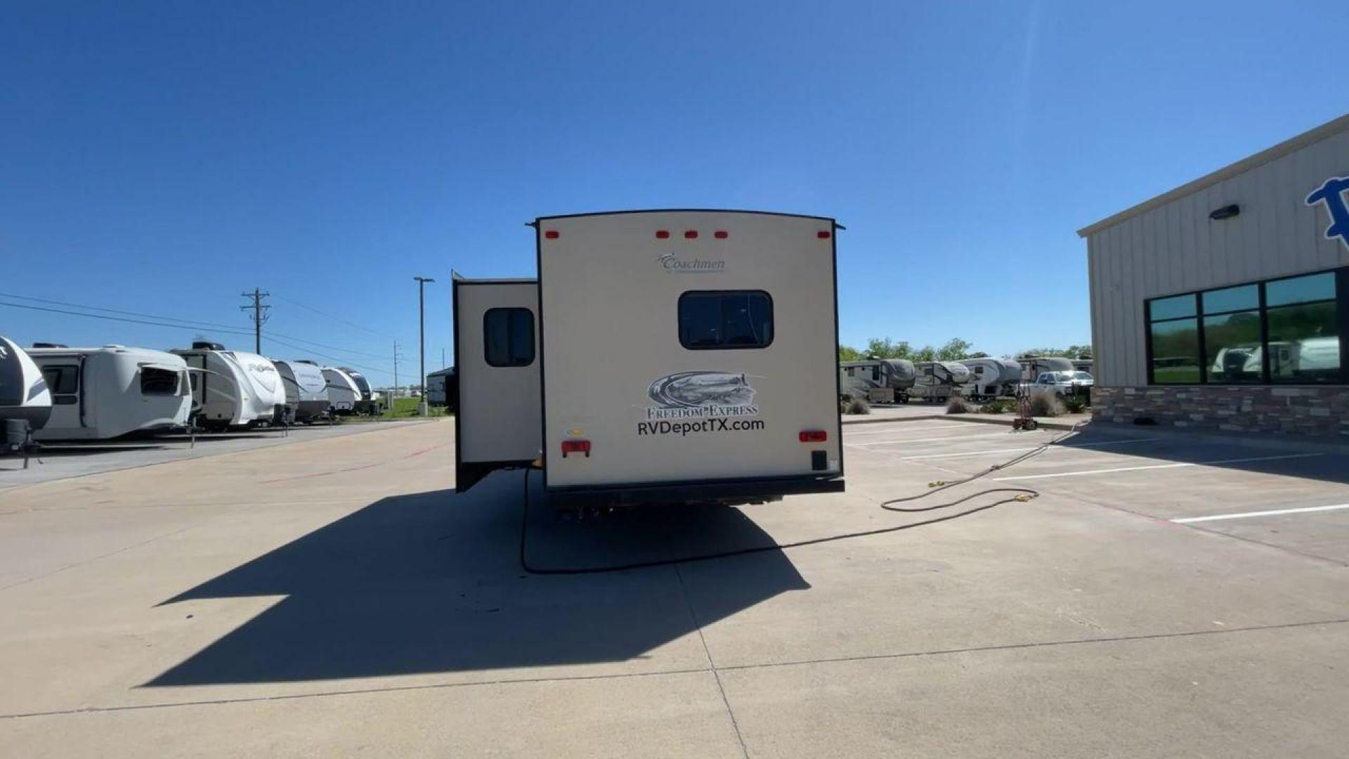 2015 WHITE COACHMEN FREEDOM EXPRESS 305R (5ZT2FEWB3FA) , Length: 34.5 ft | Dry Weight: 6,199 lbs | Gross Weight: 9,500 lbs | Slides: 2 transmission, located at 4319 N Main St, Cleburne, TX, 76033, (817) 678-5133, 32.385960, -97.391212 - Photo#8