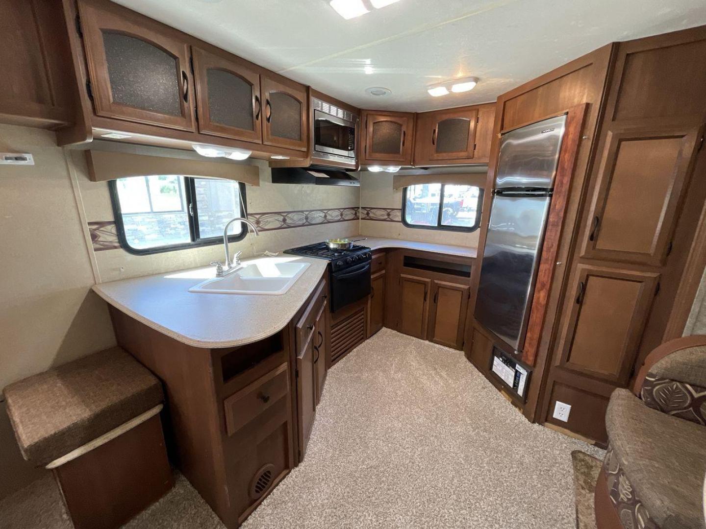 2015 WHITE COACHMEN FREEDOM EXPRESS 305R (5ZT2FEWB3FA) , Length: 34.5 ft | Dry Weight: 6,199 lbs | Gross Weight: 9,500 lbs | Slides: 2 transmission, located at 4319 N Main St, Cleburne, TX, 76033, (817) 678-5133, 32.385960, -97.391212 - Photo#10