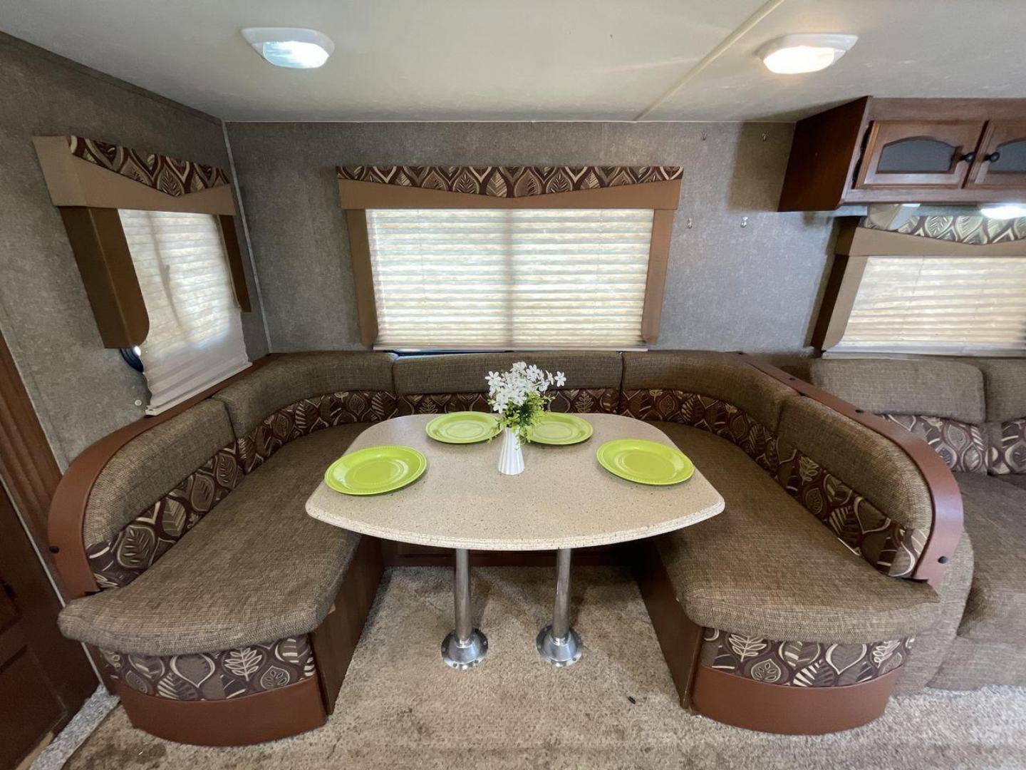 2015 WHITE COACHMEN FREEDOM EXPRESS 305R (5ZT2FEWB3FA) , Length: 34.5 ft | Dry Weight: 6,199 lbs | Gross Weight: 9,500 lbs | Slides: 2 transmission, located at 4319 N Main St, Cleburne, TX, 76033, (817) 678-5133, 32.385960, -97.391212 - Photo#12