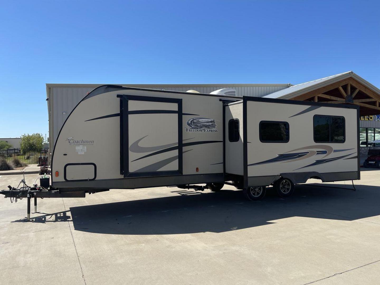 2015 WHITE COACHMEN FREEDOM EXPRESS 305R (5ZT2FEWB3FA) , Length: 34.5 ft | Dry Weight: 6,199 lbs | Gross Weight: 9,500 lbs | Slides: 2 transmission, located at 4319 N Main St, Cleburne, TX, 76033, (817) 678-5133, 32.385960, -97.391212 - Photo#23