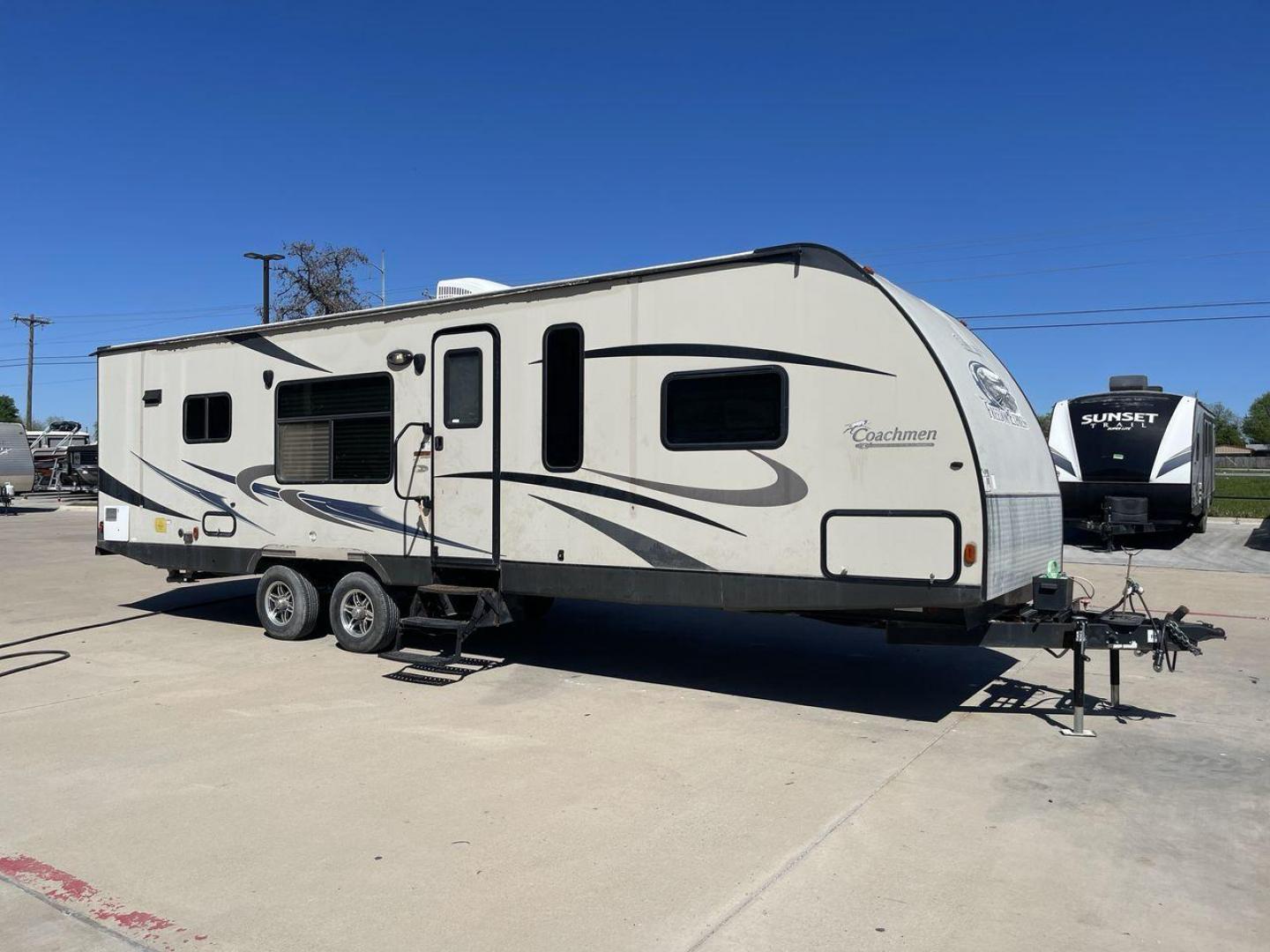 2015 WHITE COACHMEN FREEDOM EXPRESS 305R (5ZT2FEWB3FA) , Length: 34.5 ft | Dry Weight: 6,199 lbs | Gross Weight: 9,500 lbs | Slides: 2 transmission, located at 4319 N Main St, Cleburne, TX, 76033, (817) 678-5133, 32.385960, -97.391212 - Photo#24