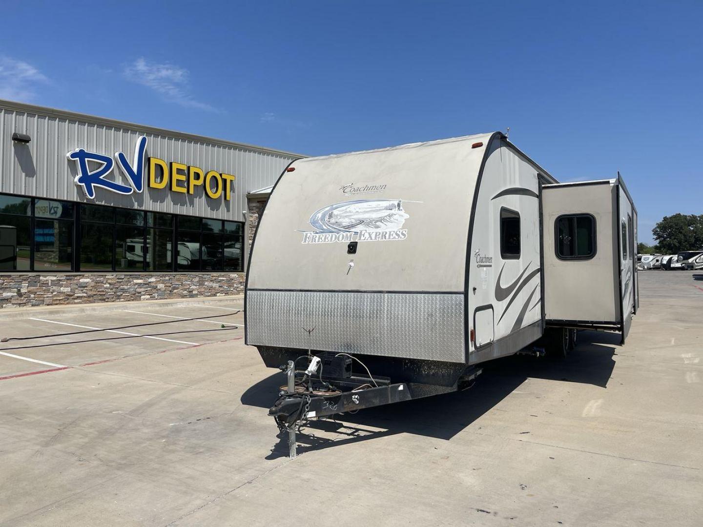 2015 TAN COACHMEN FREEDOM EXPRESS 320D (5ZT2FEXB6FA) , Length: 36.92 ft | Dry Weight: 7,374 lbs | Gross Weight: 10,700 lbs | Slides: 3 transmission, located at 4319 N Main St, Cleburne, TX, 76033, (817) 678-5133, 32.385960, -97.391212 - Photo#0