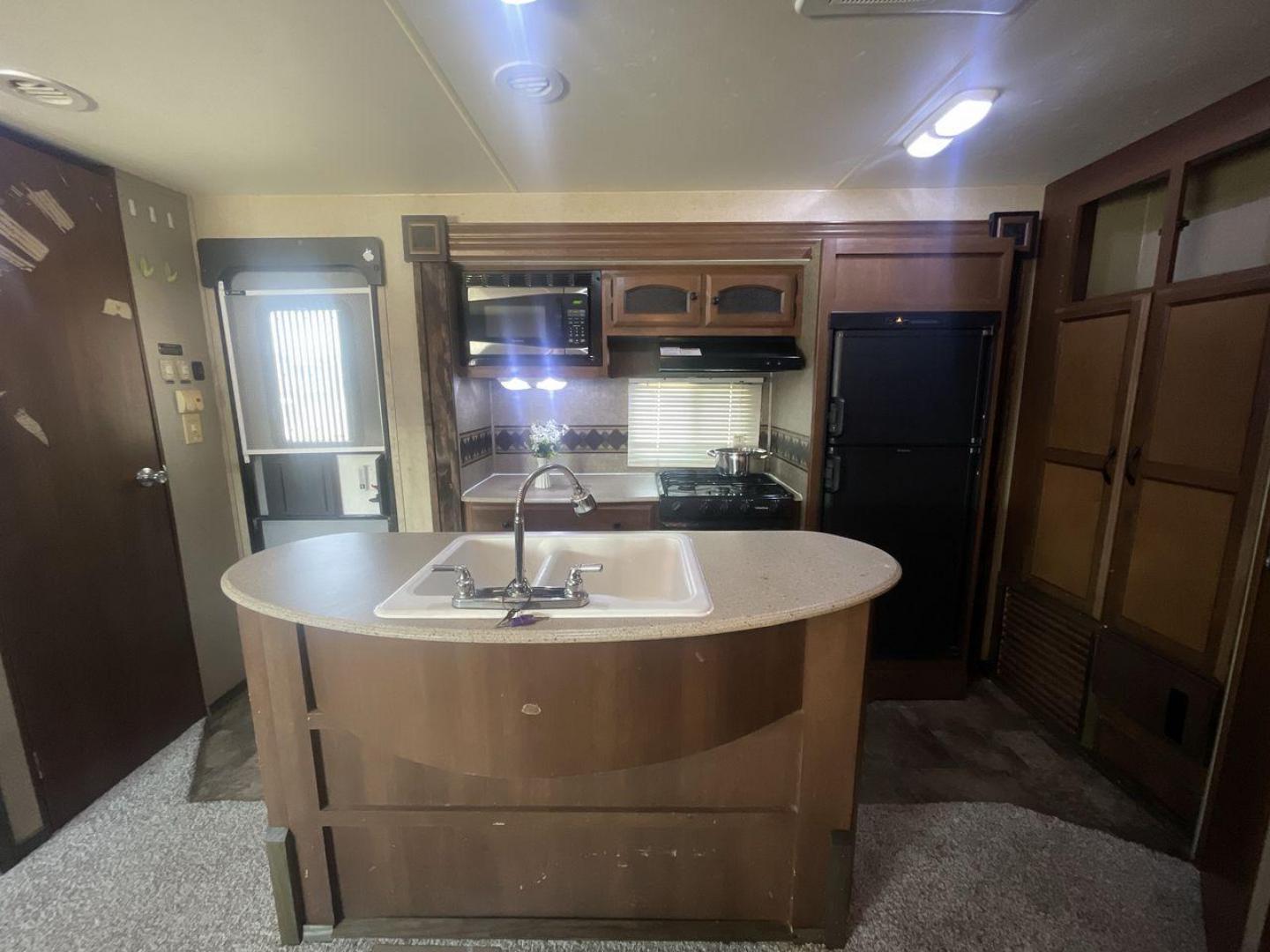 2015 TAN COACHMEN FREEDOM EXPRESS 320D (5ZT2FEXB6FA) , Length: 36.92 ft | Dry Weight: 7,374 lbs | Gross Weight: 10,700 lbs | Slides: 3 transmission, located at 4319 N Main St, Cleburne, TX, 76033, (817) 678-5133, 32.385960, -97.391212 - Photo#9