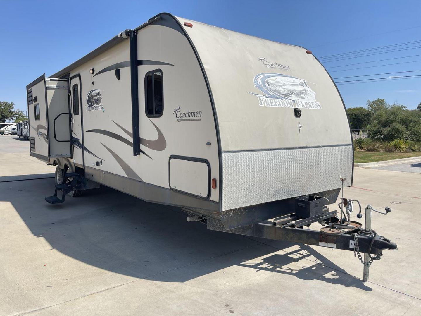 2015 TAN COACHMEN FREEDOM EXPRESS 320D (5ZT2FEXB6FA) , Length: 36.92 ft | Dry Weight: 7,374 lbs | Gross Weight: 10,700 lbs | Slides: 3 transmission, located at 4319 N Main St, Cleburne, TX, 76033, (817) 678-5133, 32.385960, -97.391212 - Photo#22