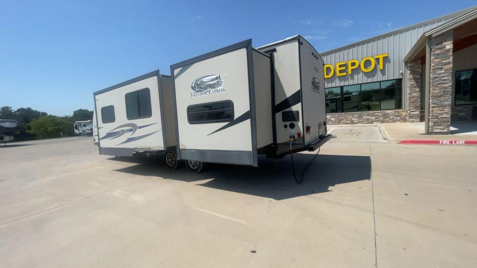 2015 TAN COACHMEN FREEDOM EXPRESS 320D (5ZT2FEXB6FA) , Length: 36.92 ft | Dry Weight: 7,374 lbs | Gross Weight: 10,700 lbs | Slides: 3 transmission, located at 4319 N Main St, Cleburne, TX, 76033, (817) 678-5133, 32.385960, -97.391212 - Photo#7