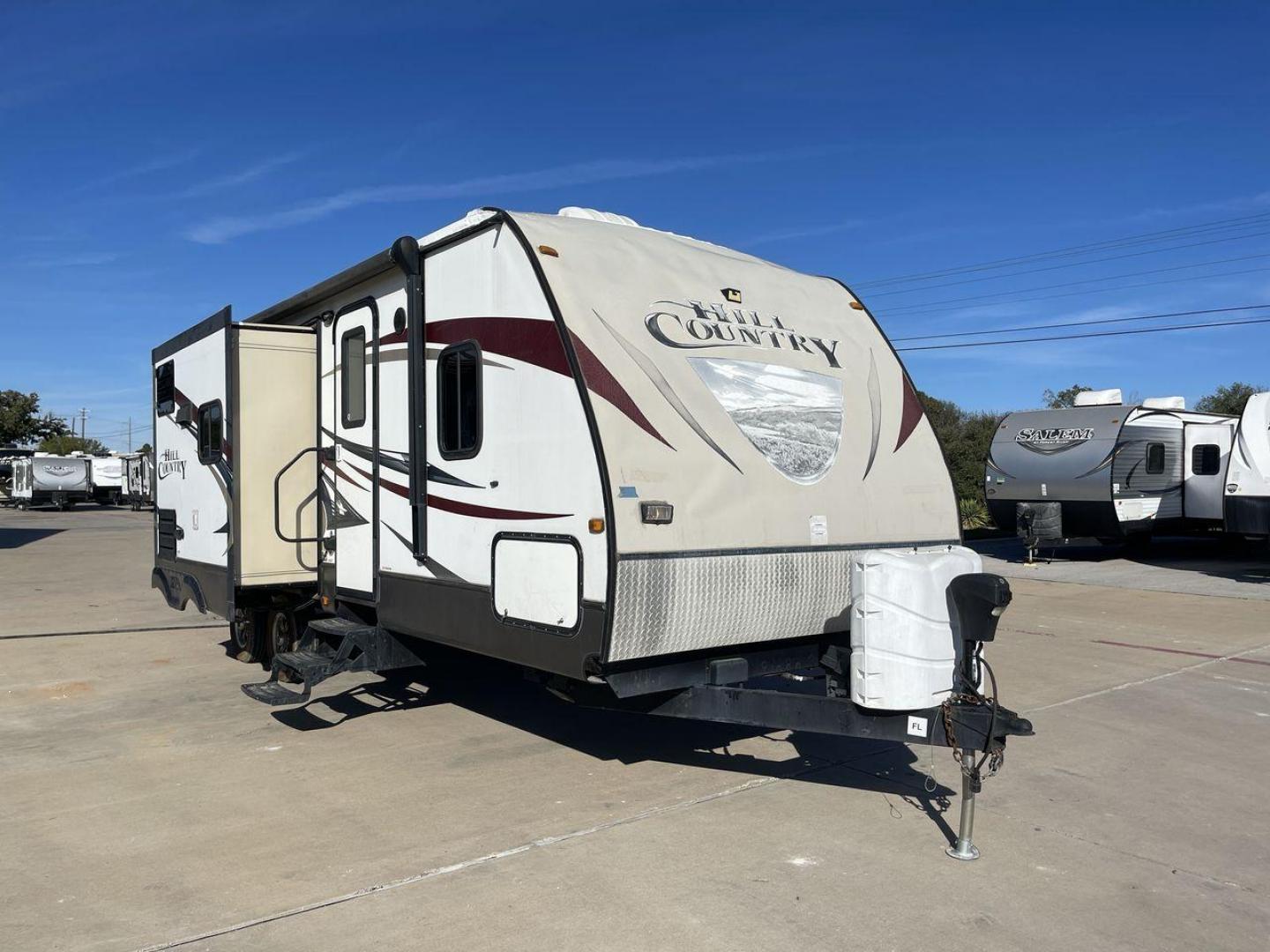 2015 WHITE CROSSROADS HILL COUNTRY 26RB (4V0TC2626FB) , Length: 27.58 ft. | Dry Weight: 7,334 lbs. | Gross Weight: 9,494 lbs. | Slides: 2 transmission, located at 4319 N Main St, Cleburne, TX, 76033, (817) 678-5133, 32.385960, -97.391212 - Photo#21