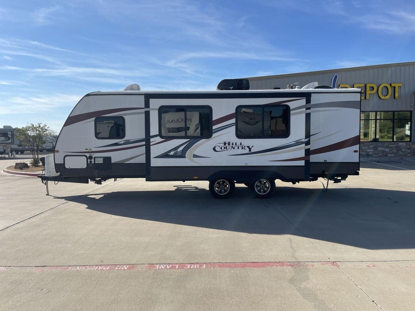 2015 WHITE CROSSROADS HILL COUNTRY 26RB (4V0TC2626FB) , Length: 27.58 ft. | Dry Weight: 7,334 lbs. | Gross Weight: 9,494 lbs. | Slides: 2 transmission, located at 4319 N Main St, Cleburne, TX, 76033, (817) 678-5133, 32.385960, -97.391212 - Photo#22