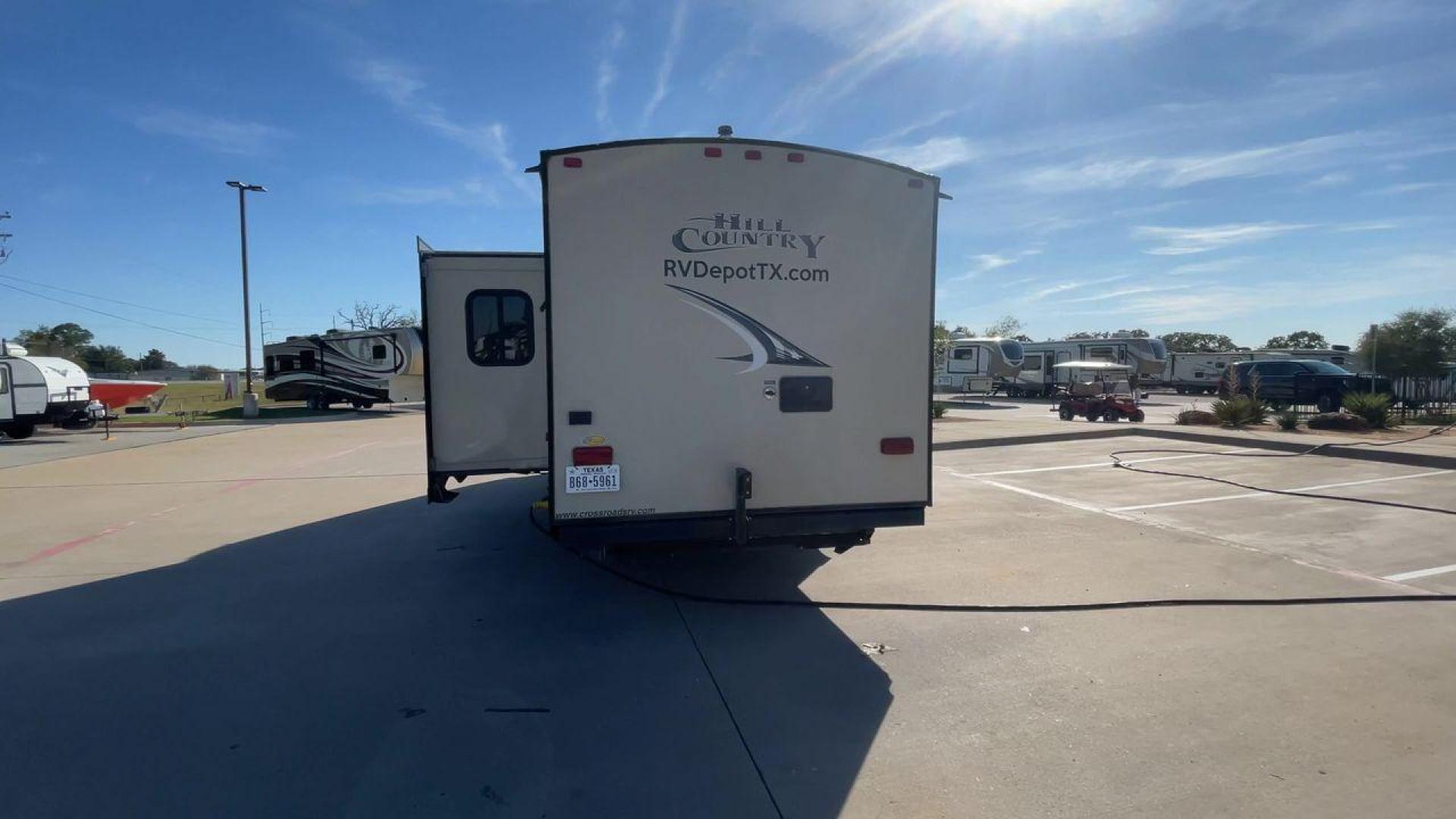 2015 WHITE CROSSROADS HILL COUNTRY 26RB (4V0TC2626FB) , Length: 27.58 ft. | Dry Weight: 7,334 lbs. | Gross Weight: 9,494 lbs. | Slides: 2 transmission, located at 4319 N Main St, Cleburne, TX, 76033, (817) 678-5133, 32.385960, -97.391212 - Photo#8