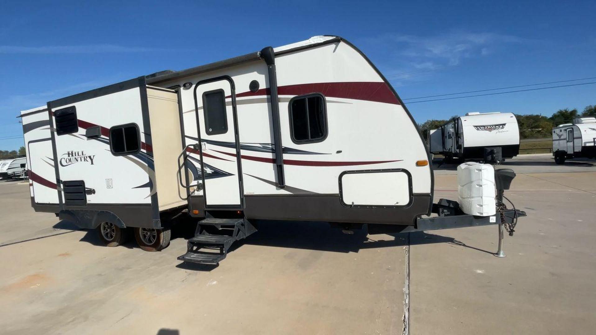 2015 WHITE CROSSROADS HILL COUNTRY 26RB (4V0TC2626FB) , Length: 27.58 ft. | Dry Weight: 7,334 lbs. | Gross Weight: 9,494 lbs. | Slides: 2 transmission, located at 4319 N Main St, Cleburne, TX, 76033, (817) 678-5133, 32.385960, -97.391212 - Photo#3