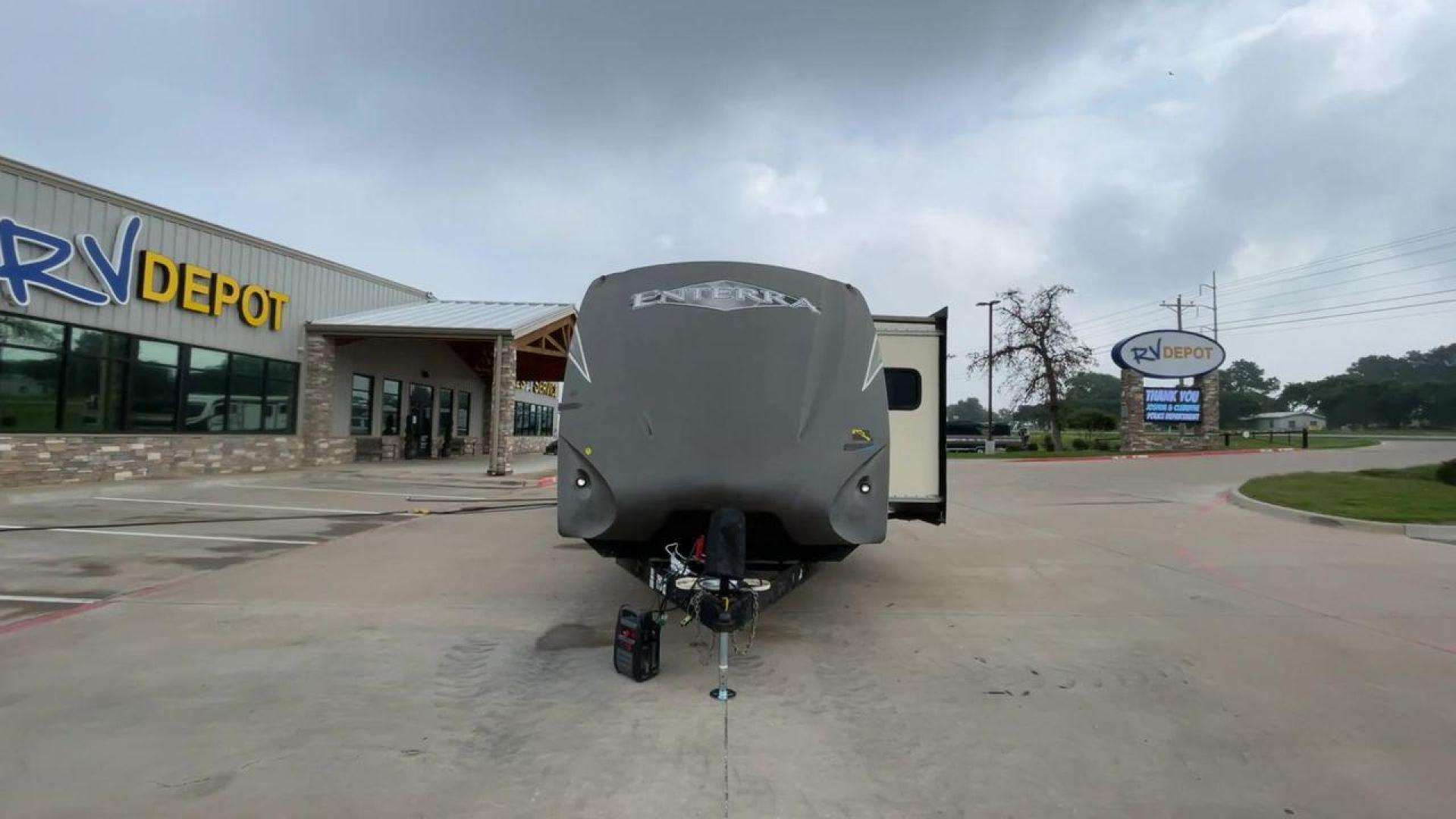 2015 CRUISER ENTERRA 315RLS (5RXTE3126F2) , located at 4319 N Main St, Cleburne, TX, 76033, (817) 678-5133, 32.385960, -97.391212 - The 2015 Cruiser Enterra 315RLS Travel Trailer offers elegance and comfort on the road! This gorgeous trailer provides the ideal balance of design, usefulness, and convenience for your next excursion. The Enterra, which measures 36.75 feet long and weighs 8,030 pounds dry, is both large and lightwei - Photo#4