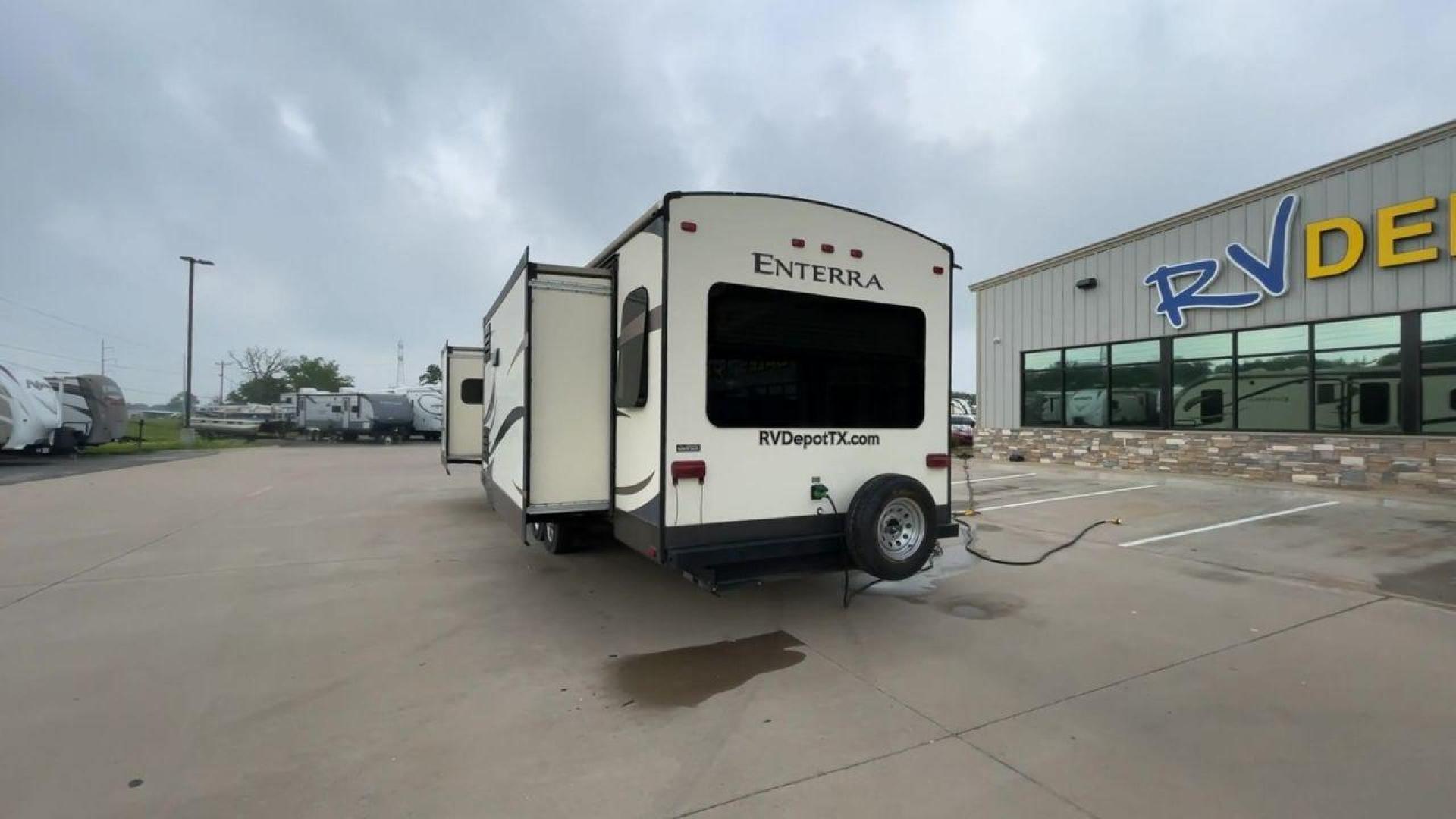 2015 CRUISER ENTERRA 315RLS (5RXTE3126F2) , located at 4319 N Main St, Cleburne, TX, 76033, (817) 678-5133, 32.385960, -97.391212 - The 2015 Cruiser Enterra 315RLS Travel Trailer offers elegance and comfort on the road! This gorgeous trailer provides the ideal balance of design, usefulness, and convenience for your next excursion. The Enterra, which measures 36.75 feet long and weighs 8,030 pounds dry, is both large and lightwei - Photo#8