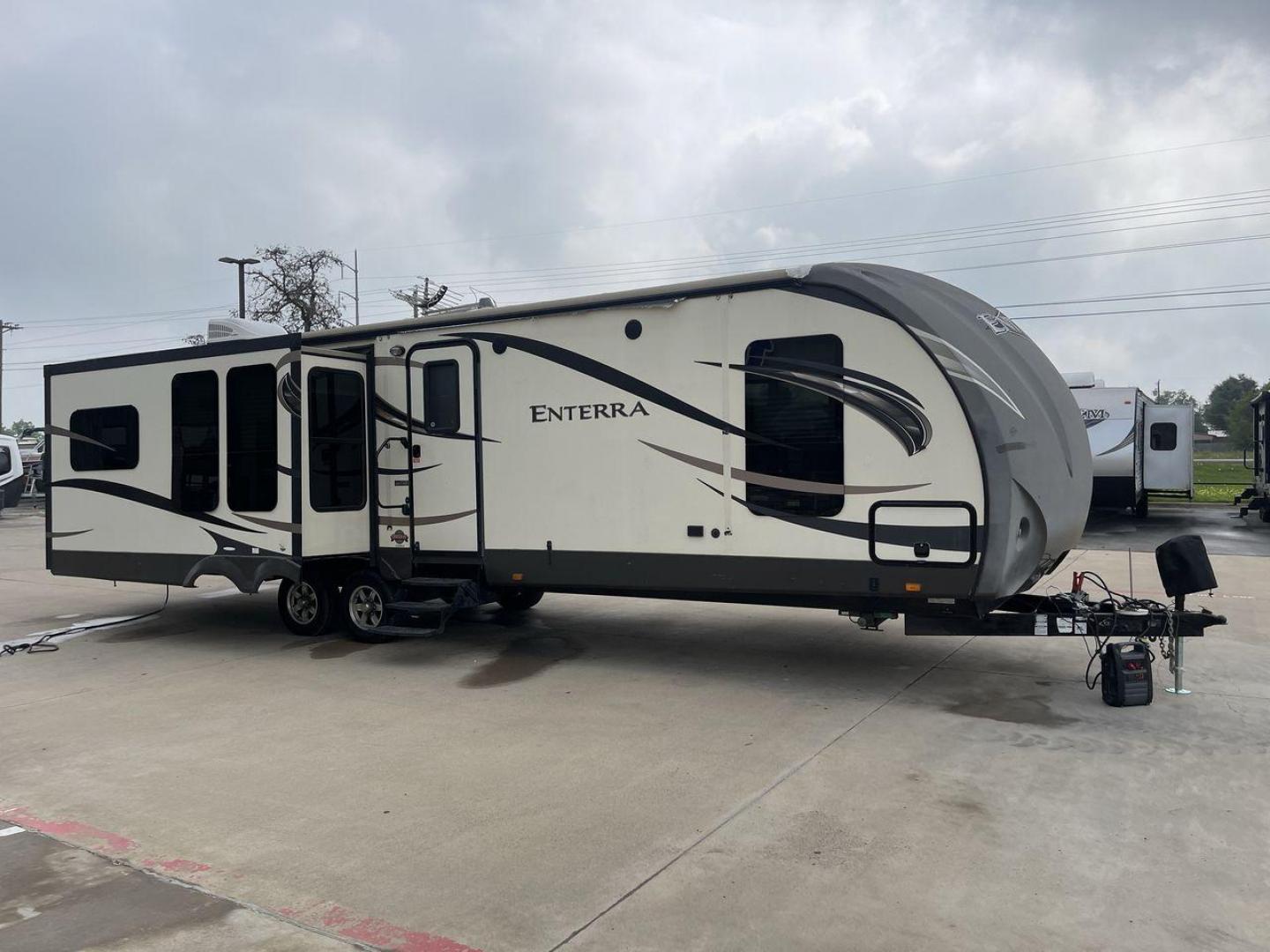 2015 CRUISER ENTERRA 315RLS (5RXTE3126F2) , located at 4319 N Main St, Cleburne, TX, 76033, (817) 678-5133, 32.385960, -97.391212 - The 2015 Cruiser Enterra 315RLS Travel Trailer offers elegance and comfort on the road! This gorgeous trailer provides the ideal balance of design, usefulness, and convenience for your next excursion. The Enterra, which measures 36.75 feet long and weighs 8,030 pounds dry, is both large and lightwei - Photo#23