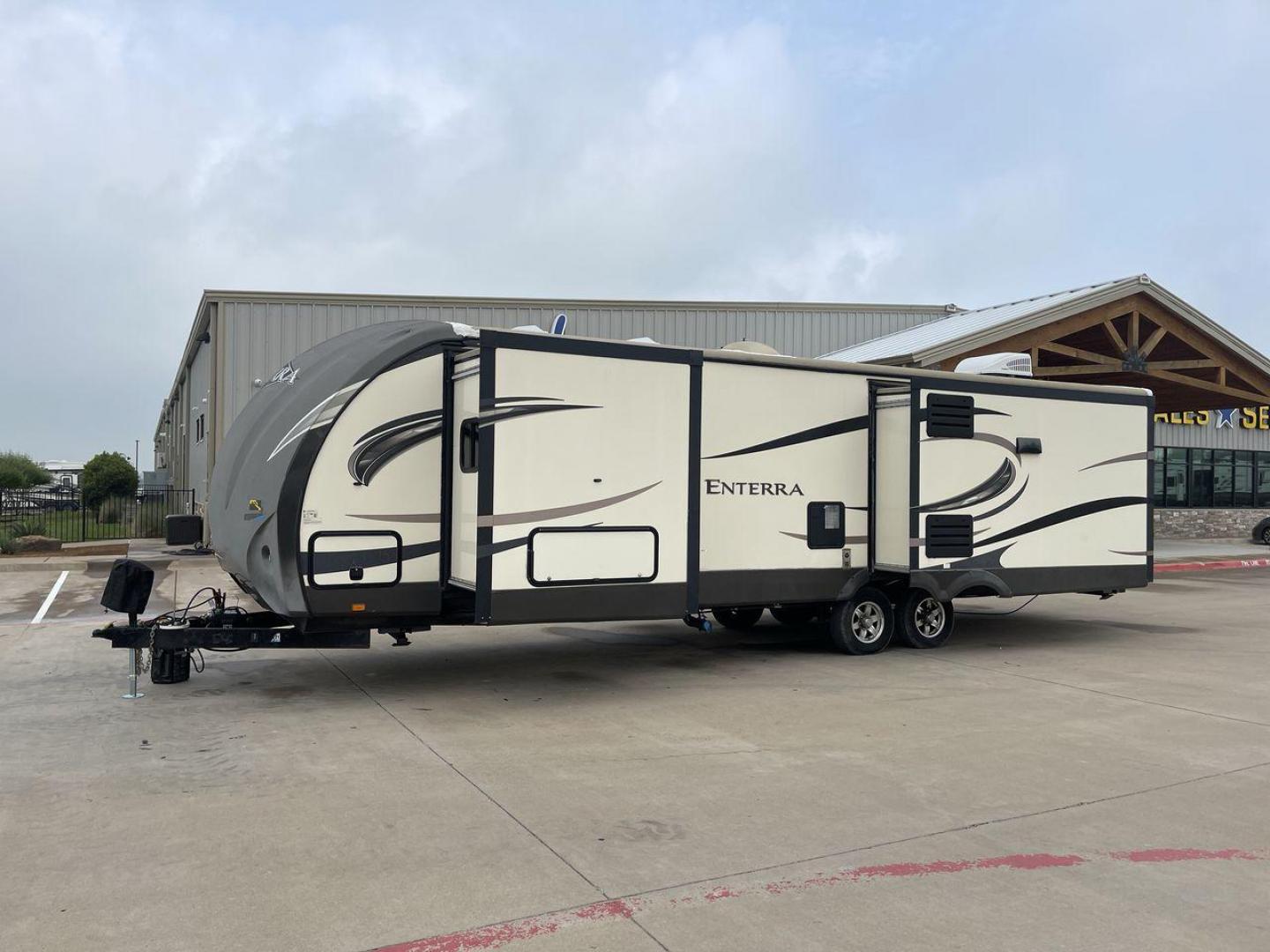 2015 CRUISER ENTERRA 315RLS (5RXTE3126F2) , located at 4319 N Main St, Cleburne, TX, 76033, (817) 678-5133, 32.385960, -97.391212 - The 2015 Cruiser Enterra 315RLS Travel Trailer offers elegance and comfort on the road! This gorgeous trailer provides the ideal balance of design, usefulness, and convenience for your next excursion. The Enterra, which measures 36.75 feet long and weighs 8,030 pounds dry, is both large and lightwei - Photo#24