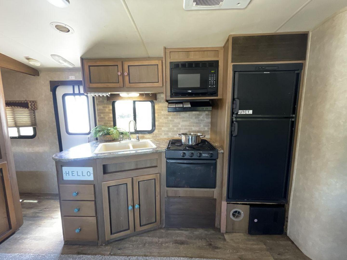 2015 GRAY CRUISER RV SHADOW CRUISER (5RXTD2821F1) , located at 4319 N Main St, Cleburne, TX, 76033, (817) 678-5133, 32.385960, -97.391212 - Photo#10