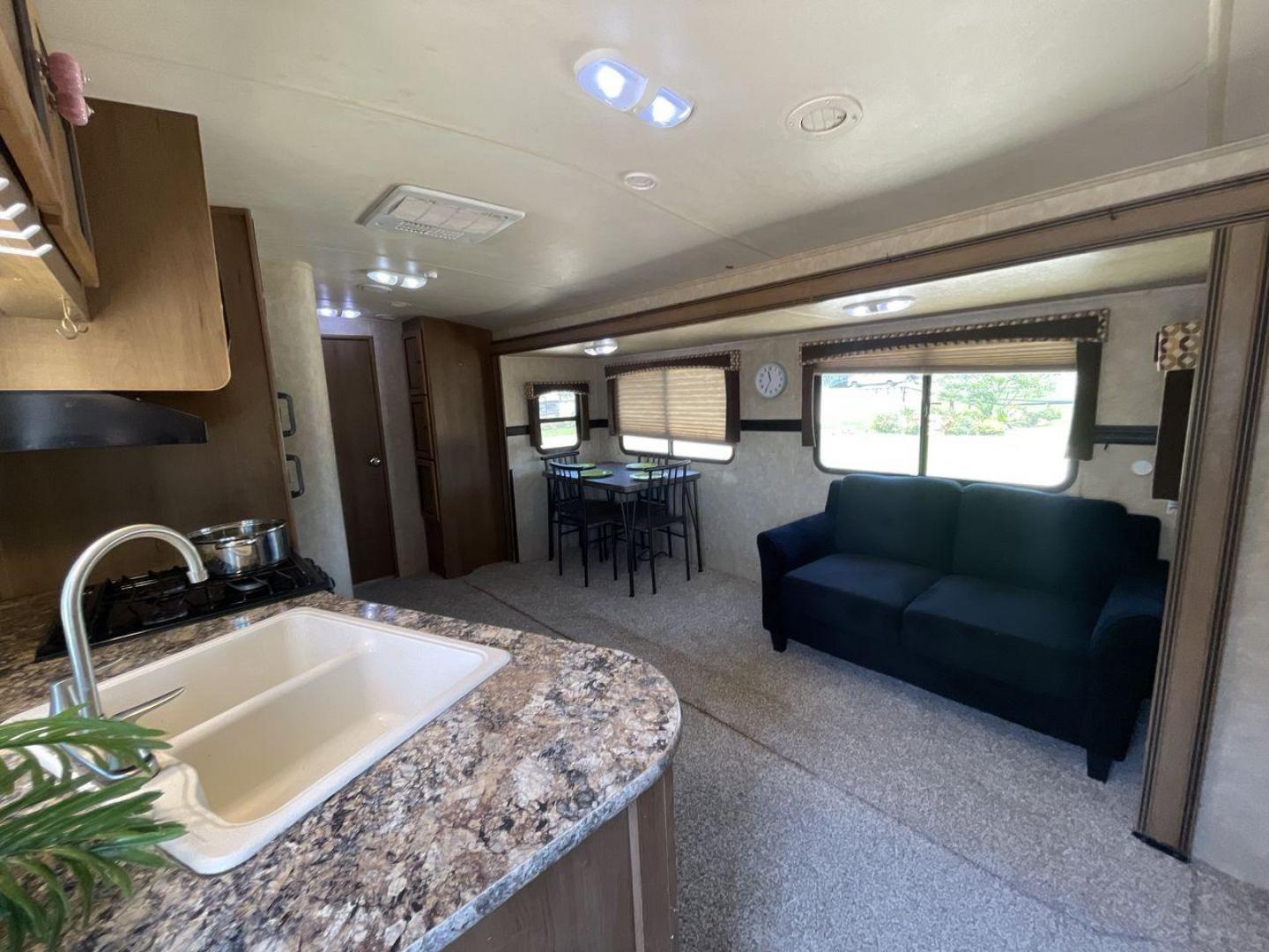 2015 GRAY CRUISER RV SHADOW CRUISER (5RXTD2821F1) , located at 4319 N Main St, Cleburne, TX, 76033, (817) 678-5133, 32.385960, -97.391212 - Photo#12