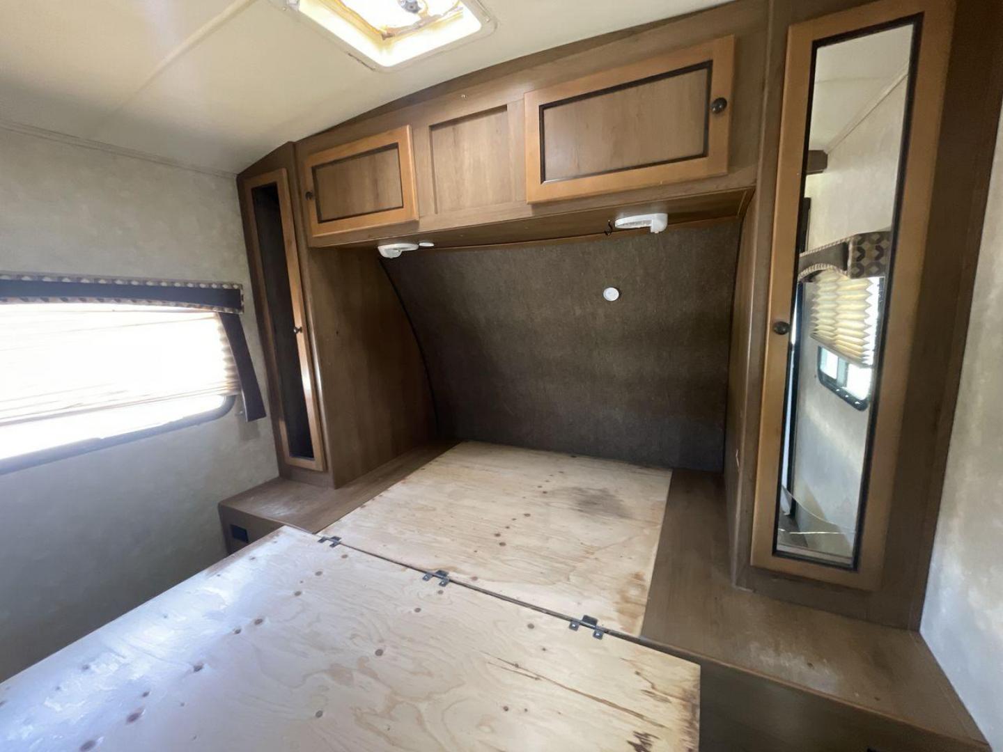 2015 GRAY CRUISER RV SHADOW CRUISER (5RXTD2821F1) , located at 4319 N Main St, Cleburne, TX, 76033, (817) 678-5133, 32.385960, -97.391212 - Photo#17