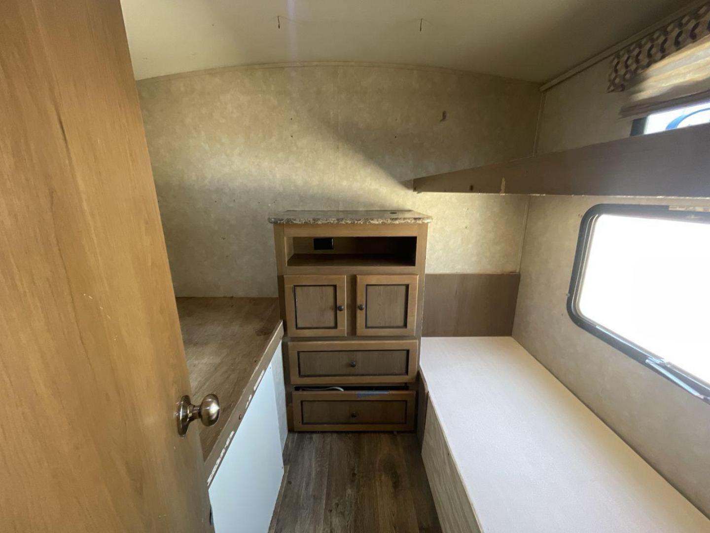 2015 GRAY CRUISER RV SHADOW CRUISER (5RXTD2821F1) , located at 4319 N Main St, Cleburne, TX, 76033, (817) 678-5133, 32.385960, -97.391212 - Photo#19