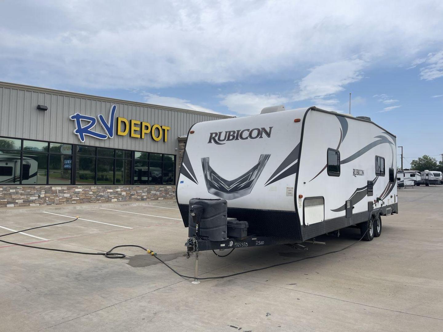 2015 WHITE DUTCHMEN RUBICON 2500 (4YDT25026FH) , Length: 31.33 ft. | Dry Weight: 7,902 lbs. | Slides: 0 transmission, located at 4319 N Main St, Cleburne, TX, 76033, (817) 678-5133, 32.385960, -97.391212 - Photo#0