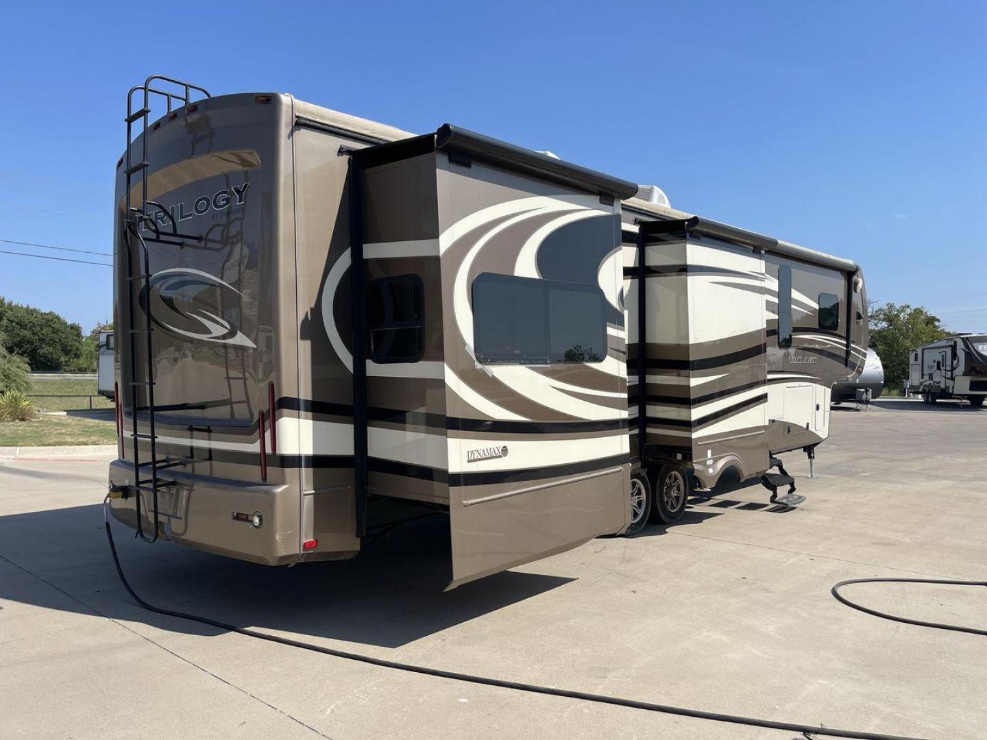 2015 TAN DYNAMAX TRILOGY 37BH - (5ZT3TL2B8FC) , Length: 42 ft. | Dry Weight: 15,638 lbs. | Gross Weight: 18,550 lbs. | Slides: 5 transmission, located at 4319 N Main St, Cleburne, TX, 76033, (817) 678-5133, 32.385960, -97.391212 - Photo#24