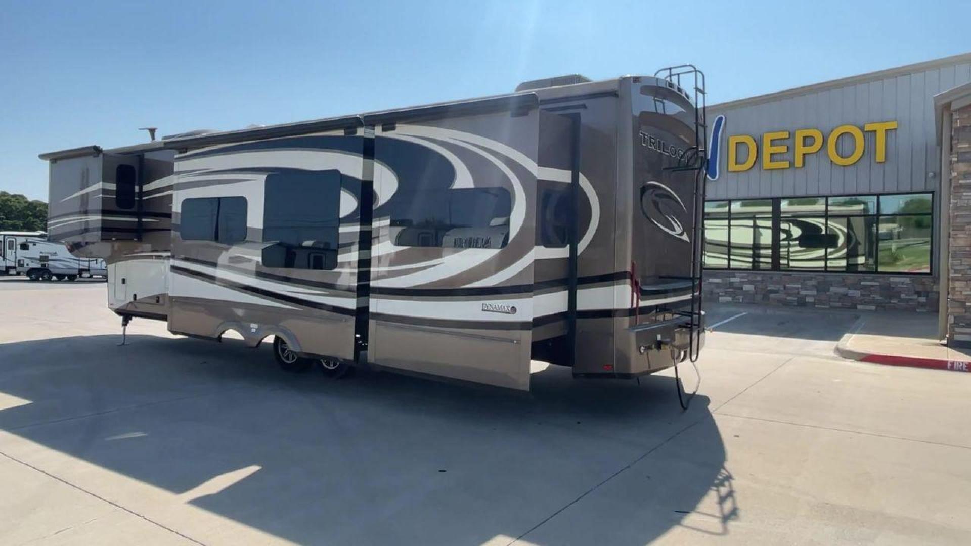 2015 TAN DYNAMAX TRILOGY 37BH - (5ZT3TL2B8FC) , Length: 42 ft. | Dry Weight: 15,638 lbs. | Gross Weight: 18,550 lbs. | Slides: 5 transmission, located at 4319 N Main St, Cleburne, TX, 76033, (817) 678-5133, 32.385960, -97.391212 - Photo#7