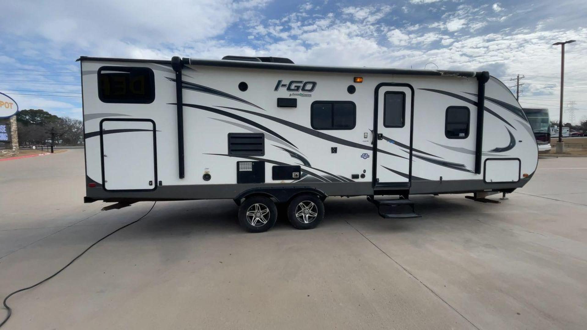 2015 EVERGREEN I GO G260BH (5ZWTGKE22F1) , Length: 28.83 ft. | Dry Weight: 5,108 lbs. | Gross Weight: 6,495 lbs. | Slides: 1 transmission, located at 4319 N Main St, Cleburne, TX, 76033, (817) 678-5133, 32.385960, -97.391212 - The 28.8 ft 2015 Evergreen I-GO G260BH travel trailer is sleek, modern, and built for adventure. The front end features a streamlined aerodynamic design with a bold I-GO logo and stylish gray and black swooping graphics, giving it a clean and sporty appearance. The fiberglass exterior ensures durabi - Photo#2