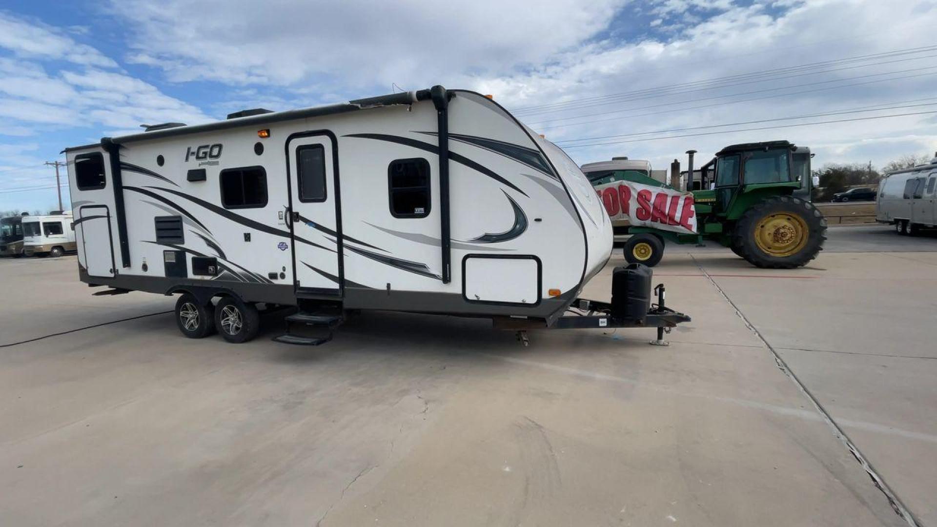 2015 EVERGREEN I GO G260BH (5ZWTGKE22F1) , Length: 28.83 ft. | Dry Weight: 5,108 lbs. | Gross Weight: 6,495 lbs. | Slides: 1 transmission, located at 4319 N Main St, Cleburne, TX, 76033, (817) 678-5133, 32.385960, -97.391212 - The 28.8 ft 2015 Evergreen I-GO G260BH travel trailer is sleek, modern, and built for adventure. The front end features a streamlined aerodynamic design with a bold I-GO logo and stylish gray and black swooping graphics, giving it a clean and sporty appearance. The fiberglass exterior ensures durabi - Photo#3