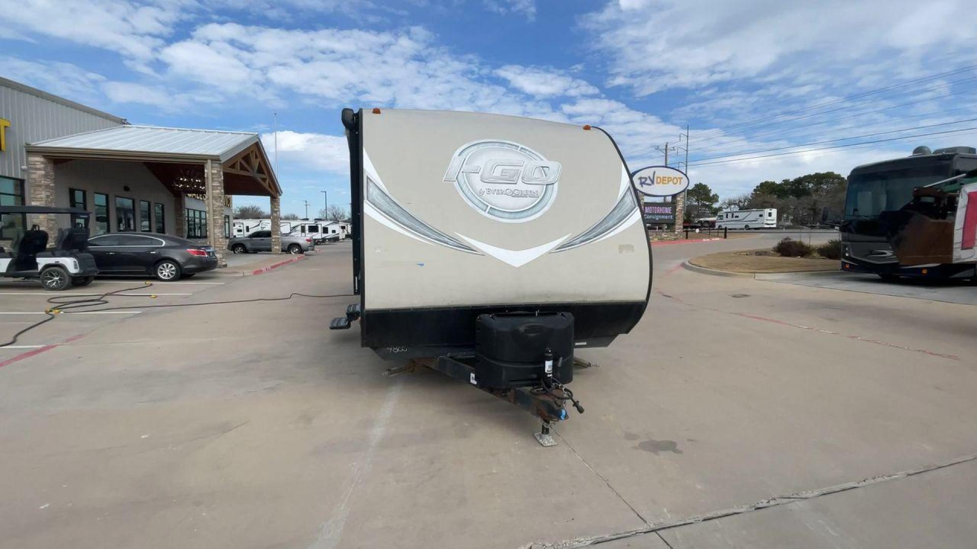 2015 EVERGREEN I GO G260BH (5ZWTGKE22F1) , Length: 28.83 ft. | Dry Weight: 5,108 lbs. | Gross Weight: 6,495 lbs. | Slides: 1 transmission, located at 4319 N Main St, Cleburne, TX, 76033, (817) 678-5133, 32.385960, -97.391212 - The 28.8 ft 2015 Evergreen I-GO G260BH travel trailer is sleek, modern, and built for adventure. The front end features a streamlined aerodynamic design with a bold I-GO logo and stylish gray and black swooping graphics, giving it a clean and sporty appearance. The fiberglass exterior ensures durabi - Photo#4