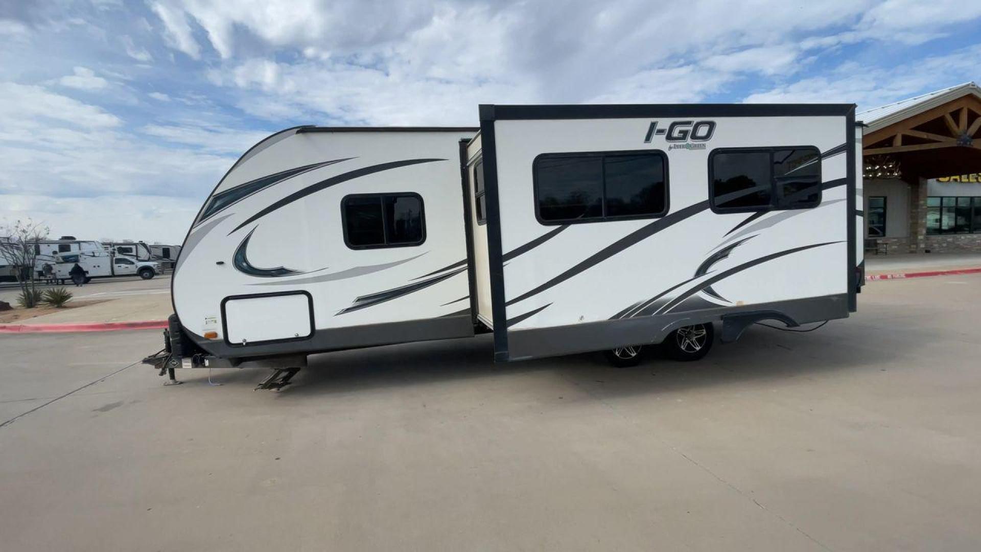 2015 EVERGREEN I GO G260BH (5ZWTGKE22F1) , Length: 28.83 ft. | Dry Weight: 5,108 lbs. | Gross Weight: 6,495 lbs. | Slides: 1 transmission, located at 4319 N Main St, Cleburne, TX, 76033, (817) 678-5133, 32.385960, -97.391212 - The 28.8 ft 2015 Evergreen I-GO G260BH travel trailer is sleek, modern, and built for adventure. The front end features a streamlined aerodynamic design with a bold I-GO logo and stylish gray and black swooping graphics, giving it a clean and sporty appearance. The fiberglass exterior ensures durabi - Photo#6