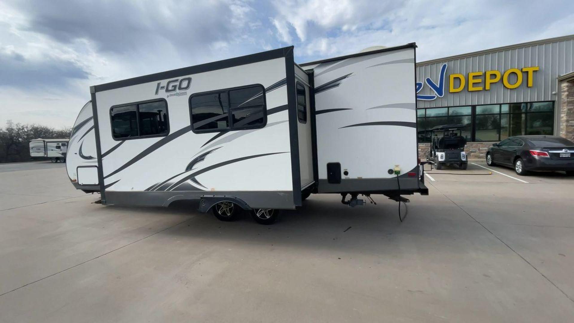 2015 EVERGREEN I GO G260BH (5ZWTGKE22F1) , Length: 28.83 ft. | Dry Weight: 5,108 lbs. | Gross Weight: 6,495 lbs. | Slides: 1 transmission, located at 4319 N Main St, Cleburne, TX, 76033, (817) 678-5133, 32.385960, -97.391212 - The 28.8 ft 2015 Evergreen I-GO G260BH travel trailer is sleek, modern, and built for adventure. The front end features a streamlined aerodynamic design with a bold I-GO logo and stylish gray and black swooping graphics, giving it a clean and sporty appearance. The fiberglass exterior ensures durabi - Photo#7