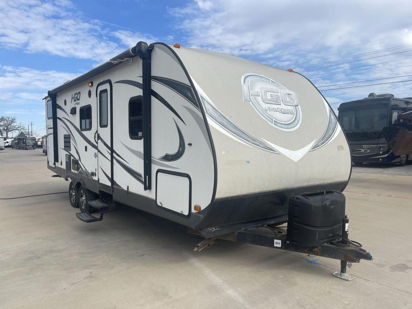 2015 EVERGREEN I GO G260BH (5ZWTGKE22F1) , Length: 28.83 ft. | Dry Weight: 5,108 lbs. | Gross Weight: 6,495 lbs. | Slides: 1 transmission, located at 4319 N Main St, Cleburne, TX, 76033, (817) 678-5133, 32.385960, -97.391212 - The 28.8 ft 2015 Evergreen I-GO G260BH travel trailer is sleek, modern, and built for adventure. The front end features a streamlined aerodynamic design with a bold I-GO logo and stylish gray and black swooping graphics, giving it a clean and sporty appearance. The fiberglass exterior ensures durabi - Photo#22