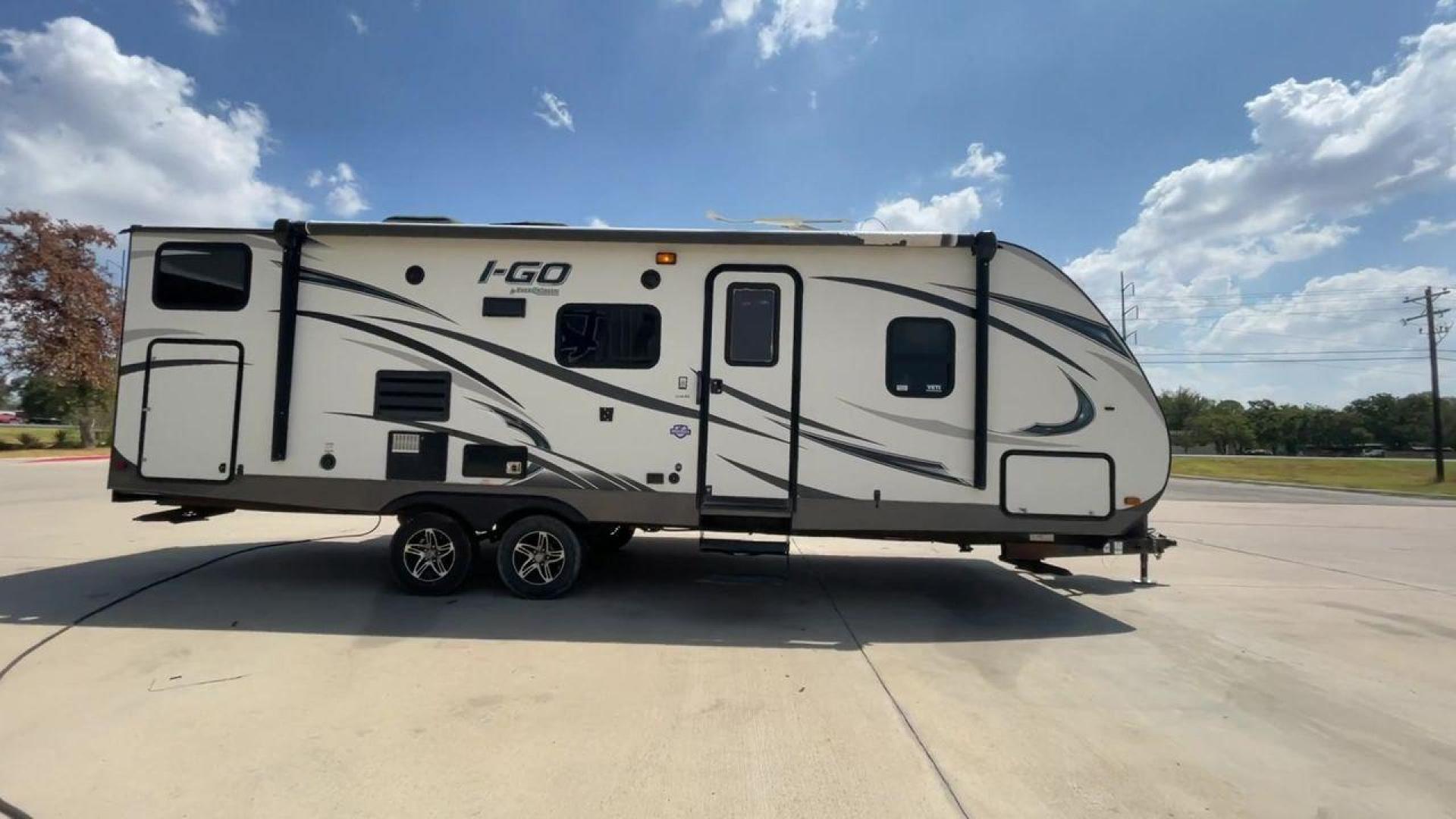 2015 EVERGREEN I GO G260BH (5ZWTGKE22F1) , Length: 28.83 ft. | Dry Weight: 5,108 lbs. | Gross Weight: 6,495 lbs. | Slides: 1 transmission, located at 4319 N Main St, Cleburne, TX, 76033, (817) 678-5133, 32.385960, -97.391212 - Photo#2