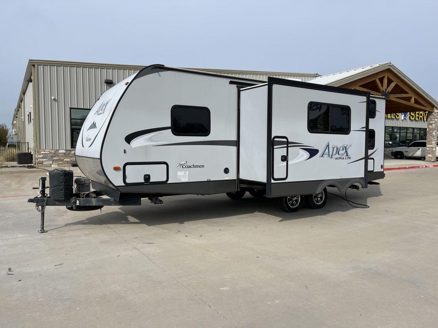 2015 FOREST RIVER APEX 259BHSS (5ZT2CXRB8FA) , located at 4319 N Main St, Cleburne, TX, 76033, (817) 678-5133, 32.385960, -97.391212 - Photo#23