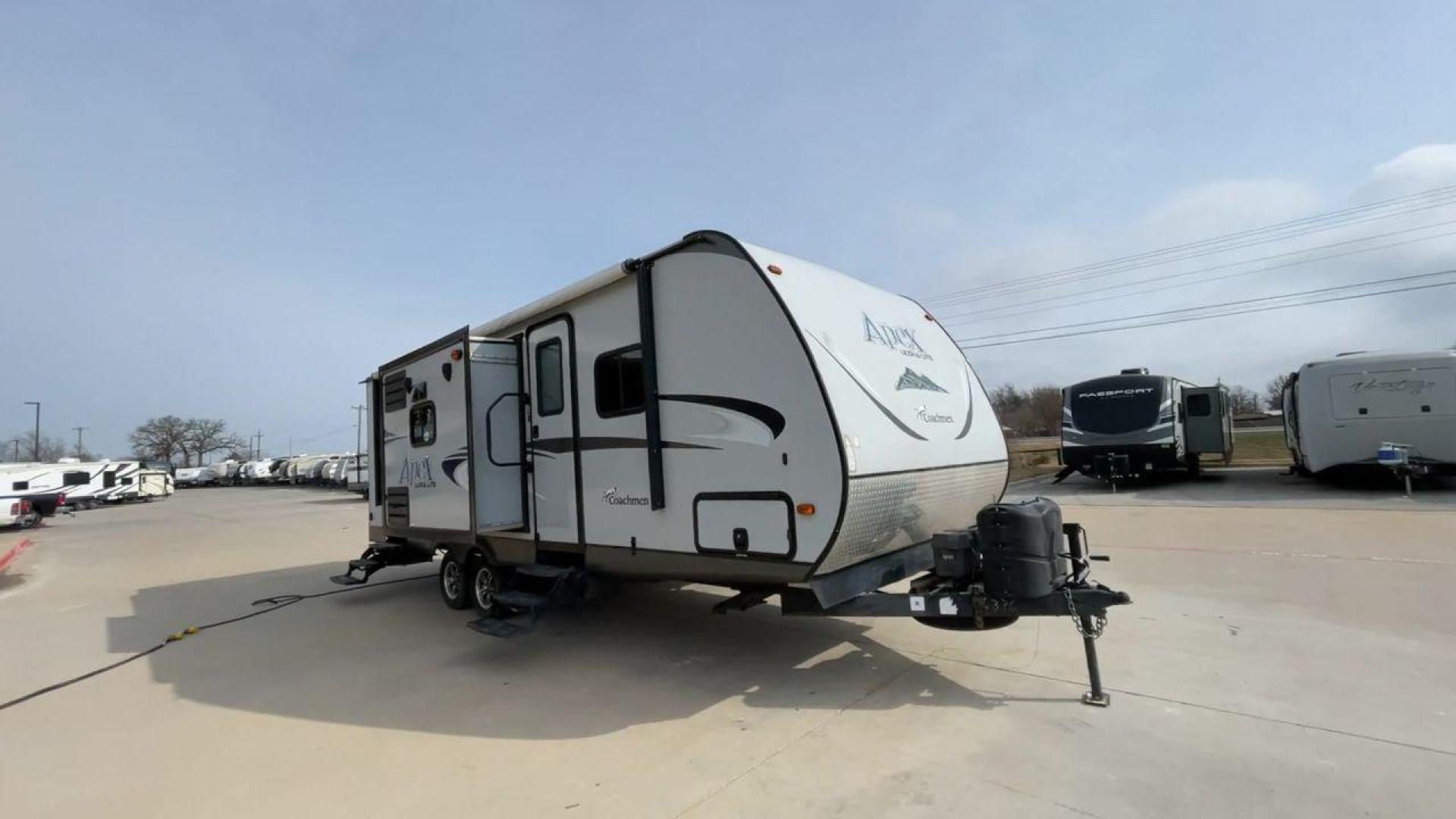 2015 FOREST RIVER APEX 259BHSS (5ZT2CXRB8FA) , located at 4319 N Main St, Cleburne, TX, 76033, (817) 678-5133, 32.385960, -97.391212 - Photo#3