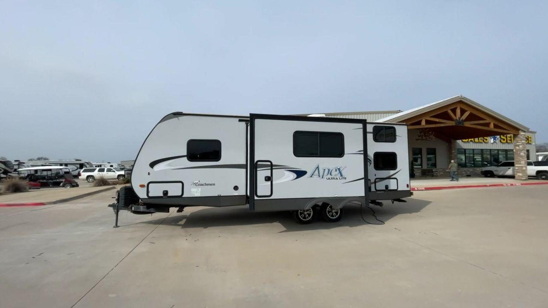 2015 FOREST RIVER APEX 259BHSS (5ZT2CXRB8FA) , located at 4319 N Main St, Cleburne, TX, 76033, (817) 678-5133, 32.385960, -97.391212 - Photo#6