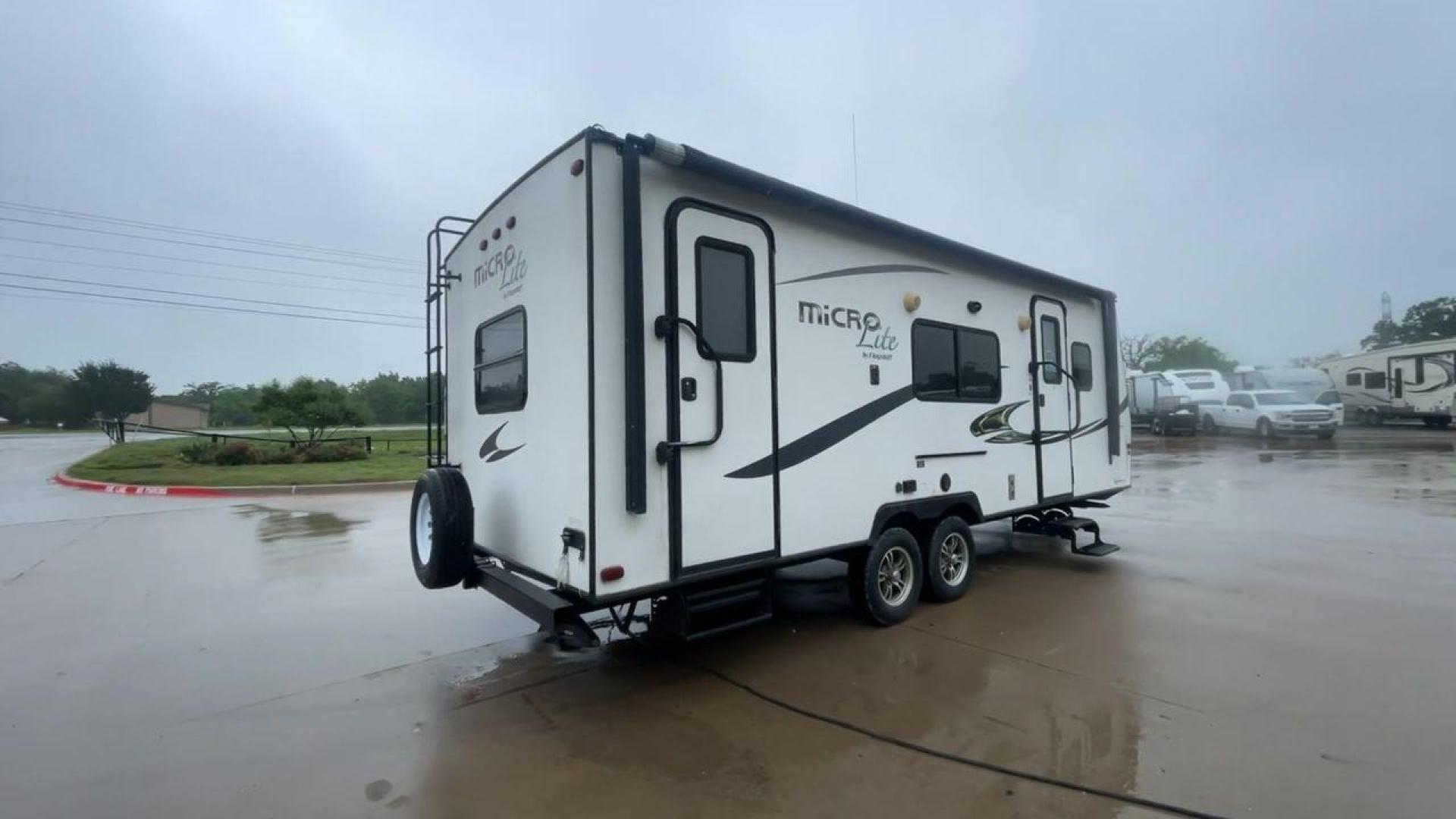 2015 FOREST RIVER FLAGSTAFF 25KS (4X4TFLA23FD) , Length: 25.67 ft. | Dry Weight: 4,310 lbs. | Gross Weight: 6,538 lbs. | Slides: 1 transmission, located at 4319 N Main St, Cleburne, TX, 76033, (817) 678-5133, 32.385960, -97.391212 - Photo#1