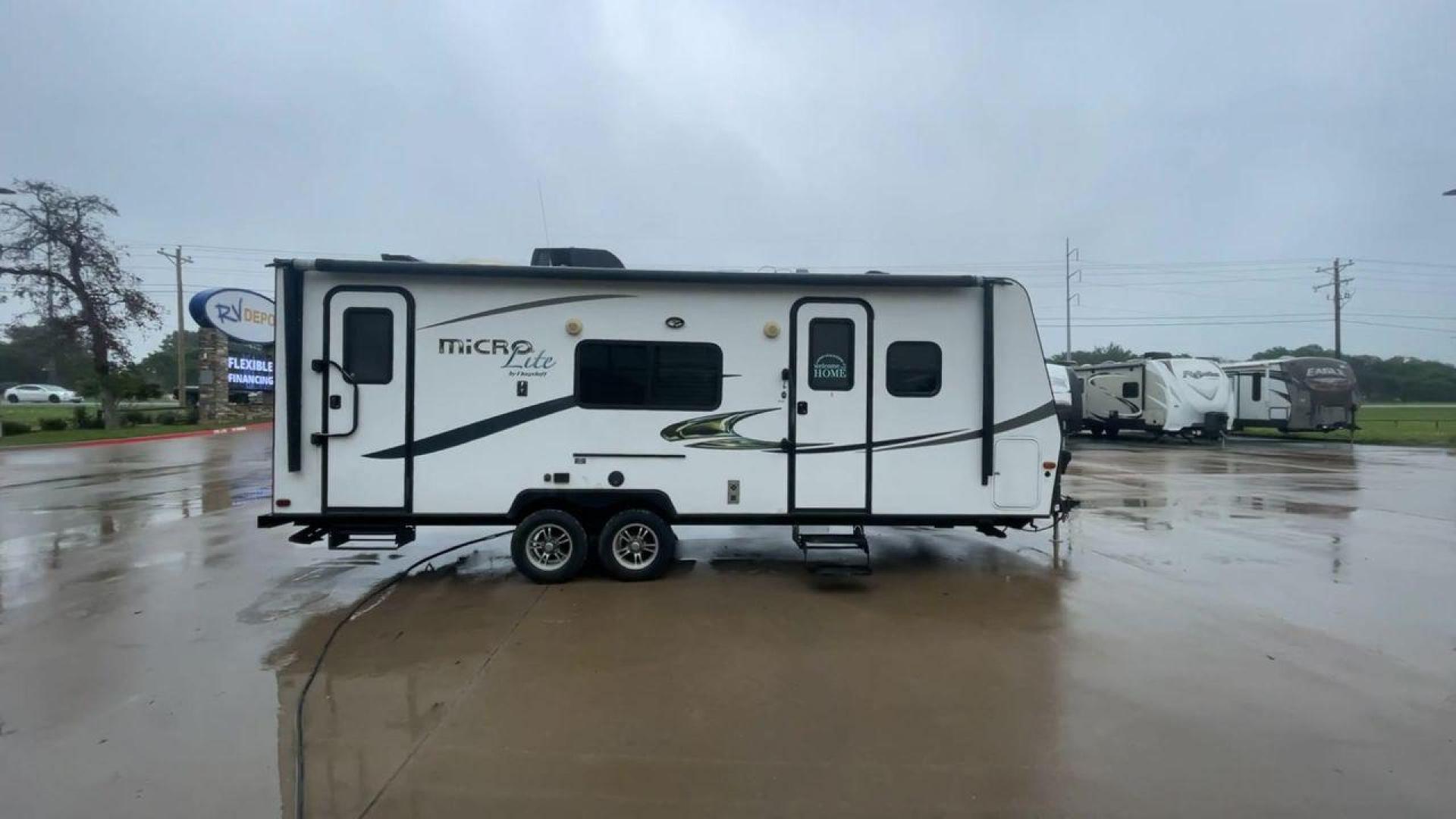 2015 FOREST RIVER FLAGSTAFF 25KS (4X4TFLA23FD) , Length: 25.67 ft. | Dry Weight: 4,310 lbs. | Gross Weight: 6,538 lbs. | Slides: 1 transmission, located at 4319 N Main St, Cleburne, TX, 76033, (817) 678-5133, 32.385960, -97.391212 - Photo#2